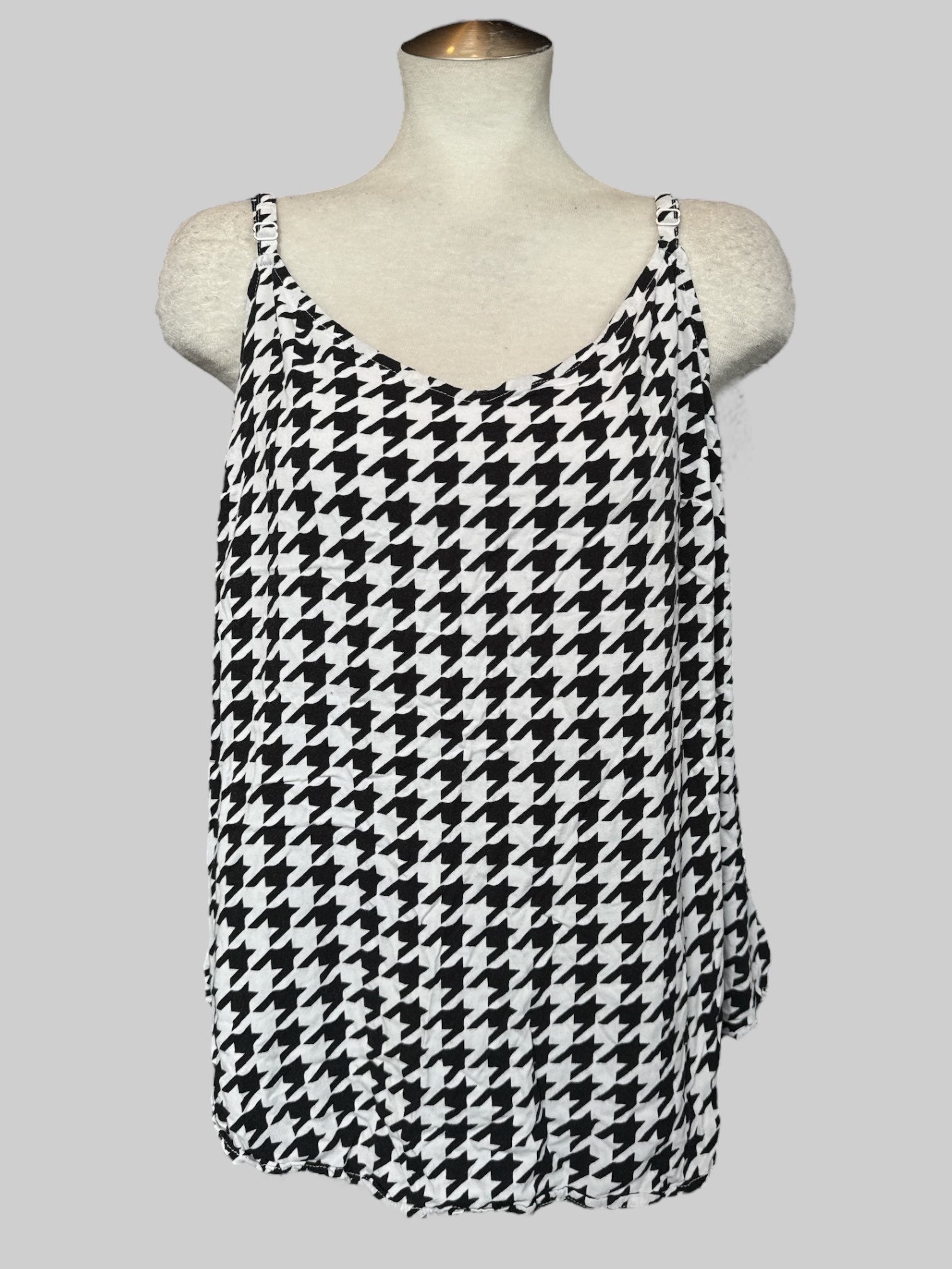 2X Flowy white and black houndstooth pattern sleeveless top