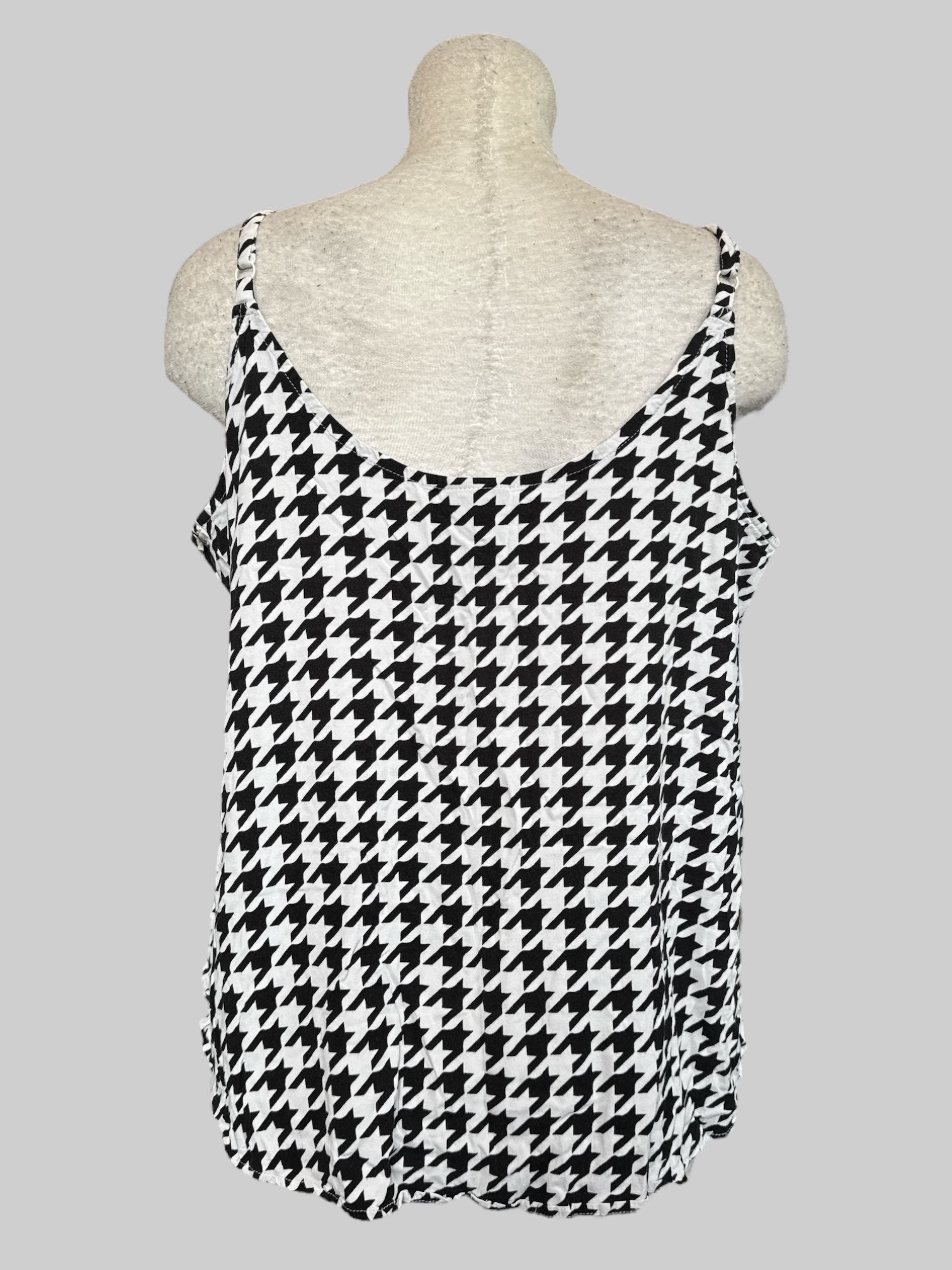 2X Flowy white and black houndstooth pattern sleeveless top