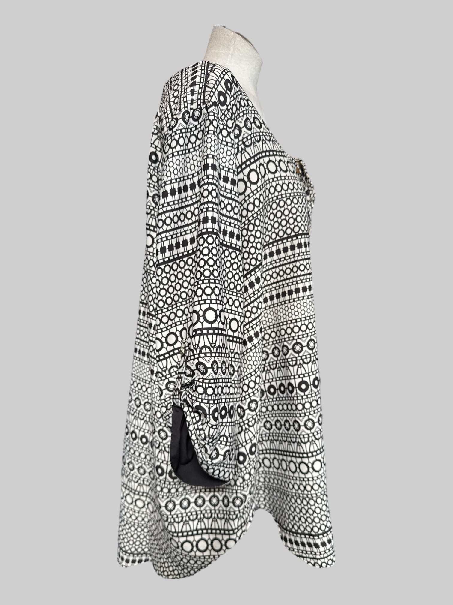 3X Black and off white geometric pattern flowy top with tie in front