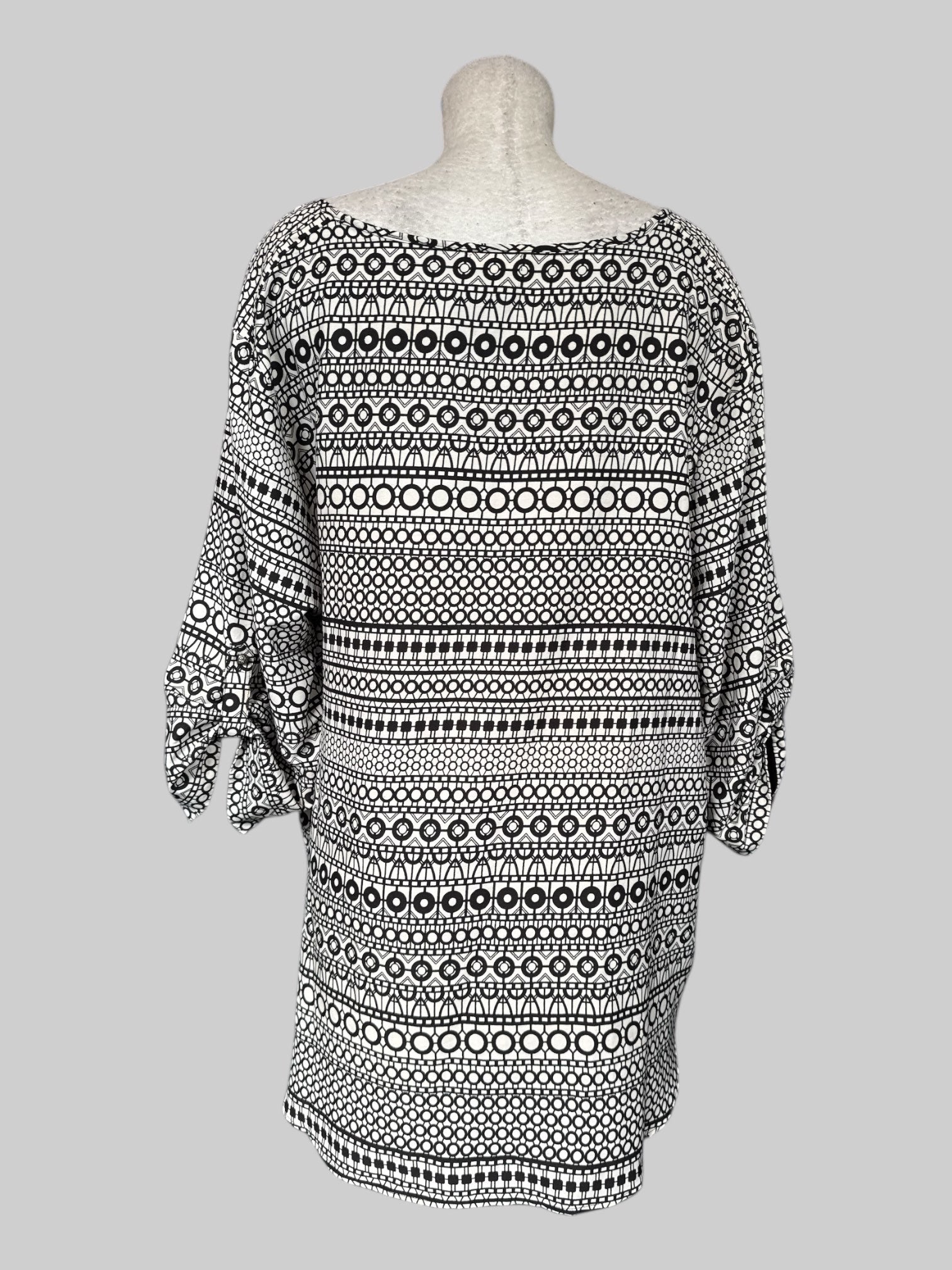 3X Black and off white geometric pattern flowy top with tie in front