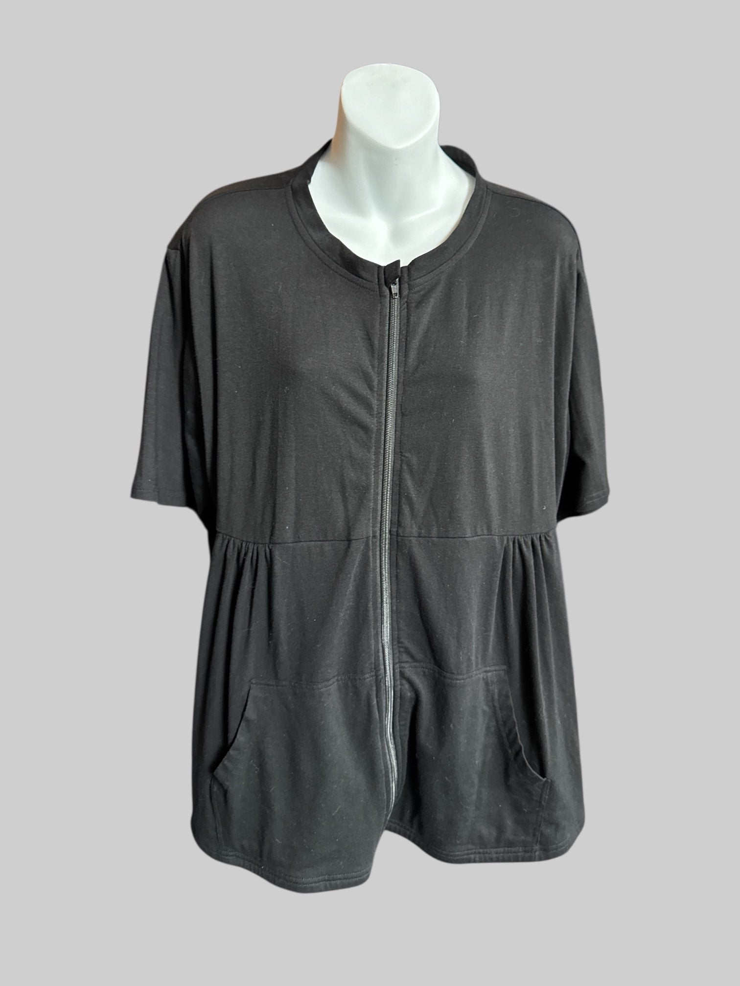 2X Black stretchy short sleeve hoodie with pockets
