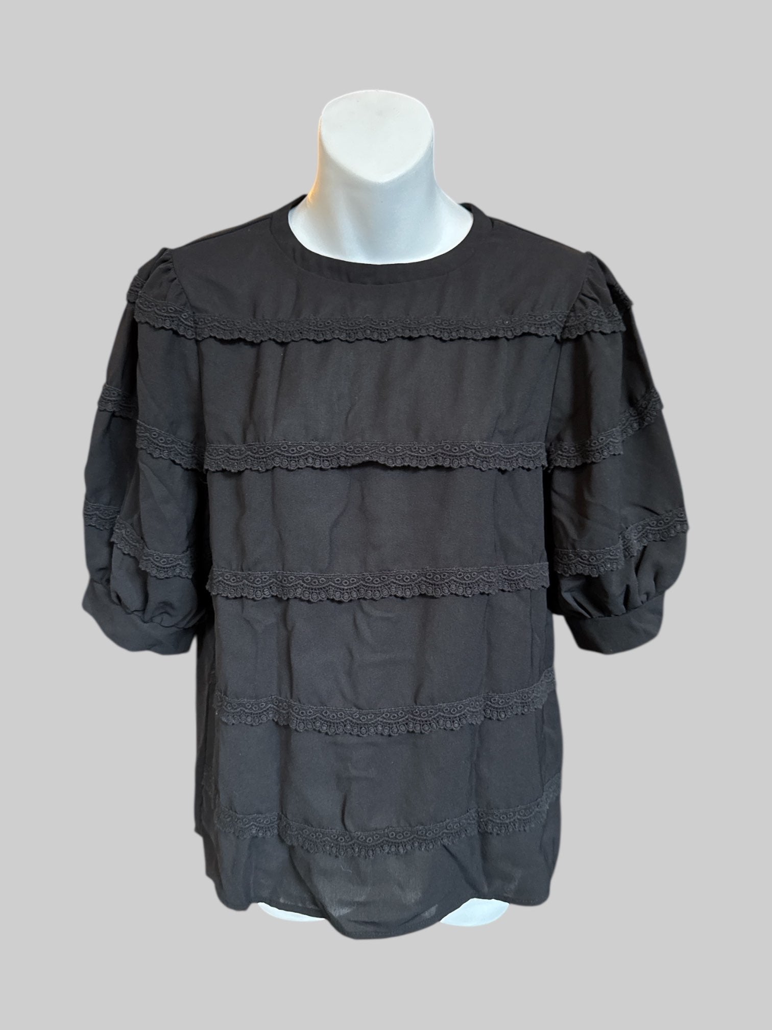 L Black top with lace ruffle pattern and keyhole closure on back
