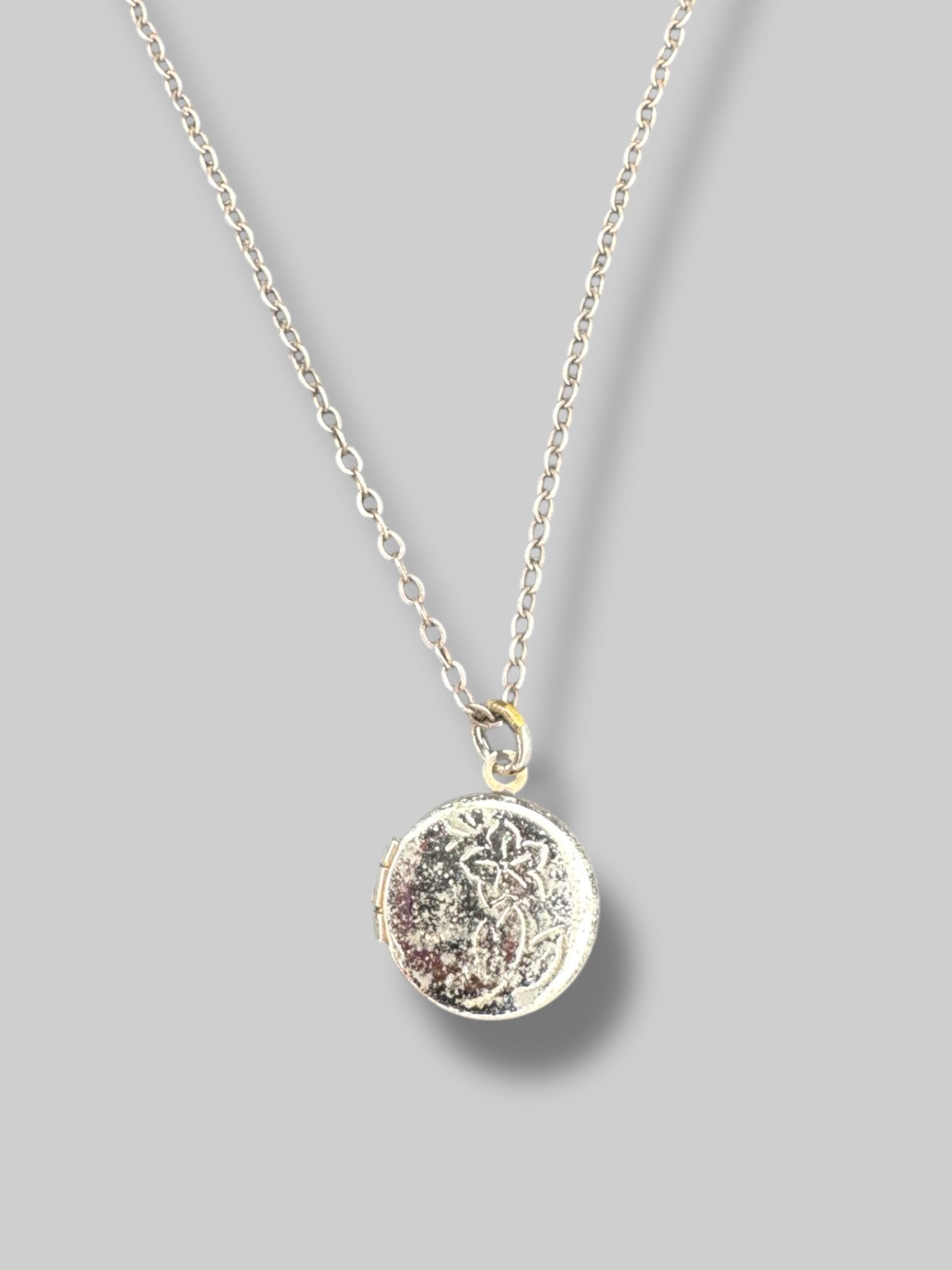 Silvertone vintage small locket