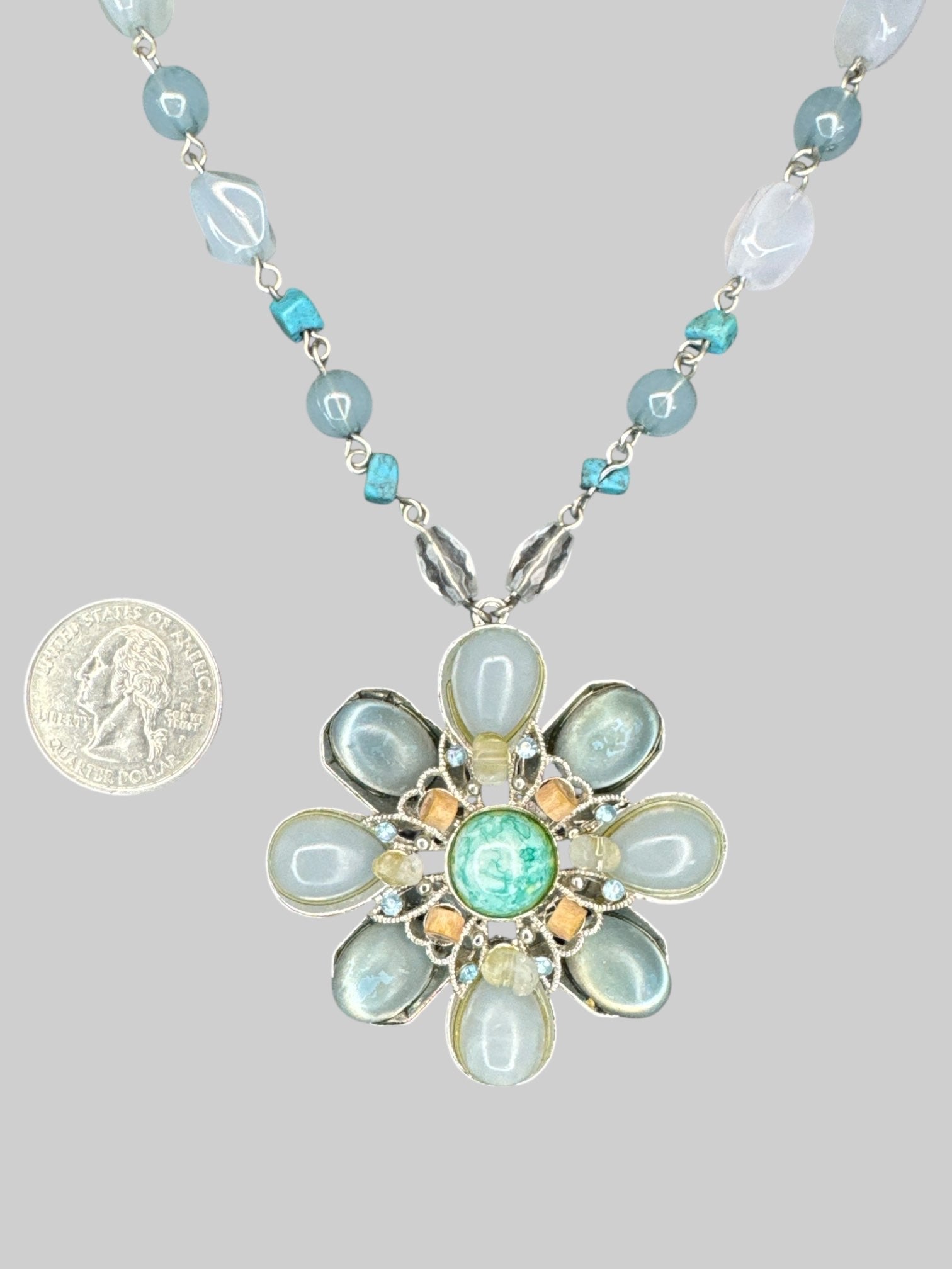 Adjustable blue toned floral pendant necklace with details