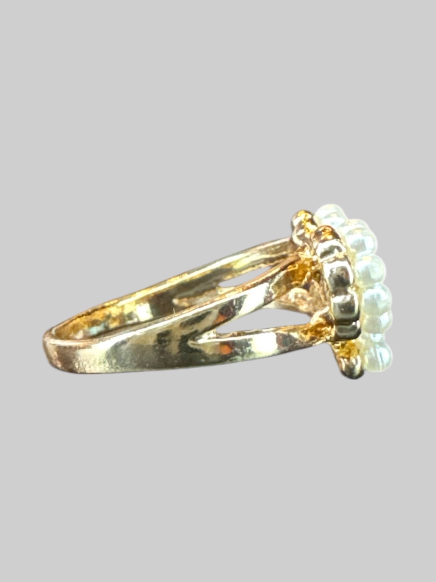 Size 6.5 Gold colored ring with faux pearl bowtie