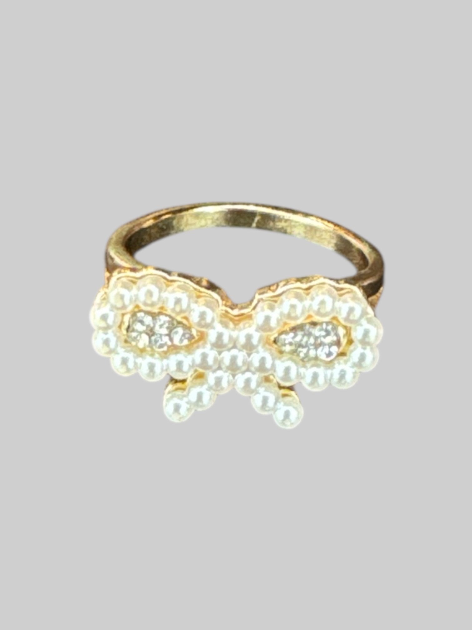 Size 6.5 Gold colored ring with faux pearl bowtie