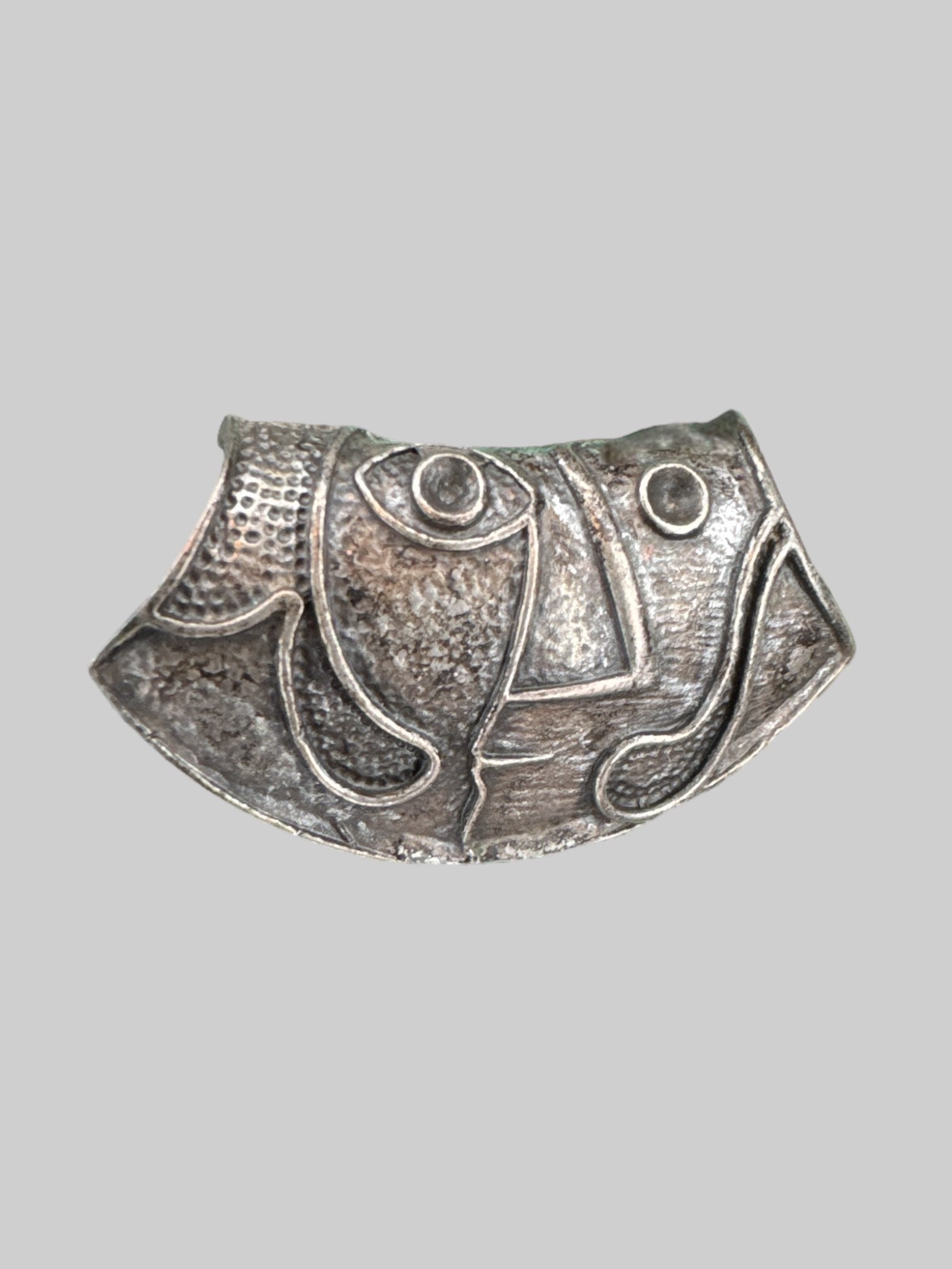 Size adjustable abstract face ring