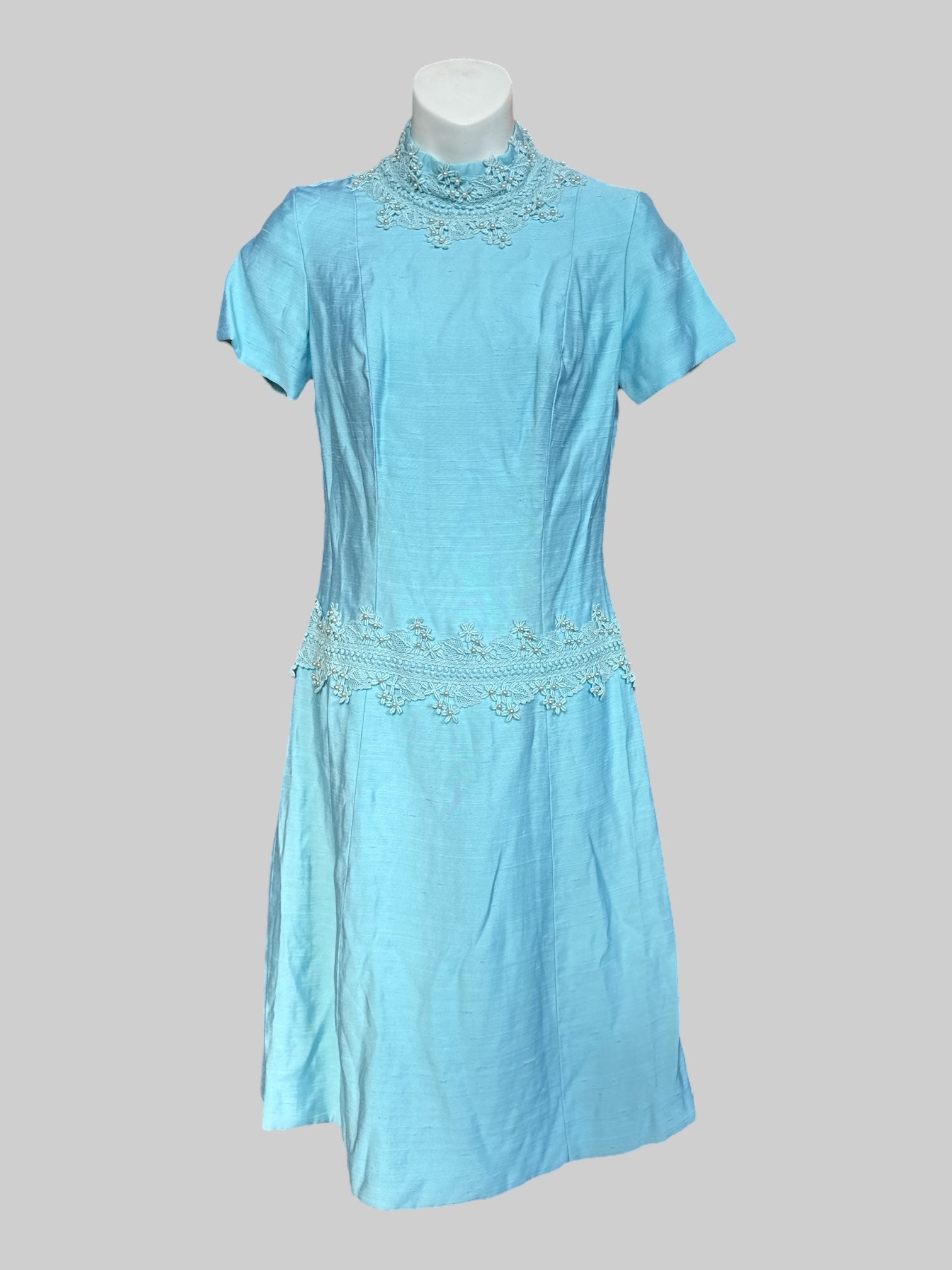 XS Vintage beautiful blue two piece set with floral embroidery and pearls