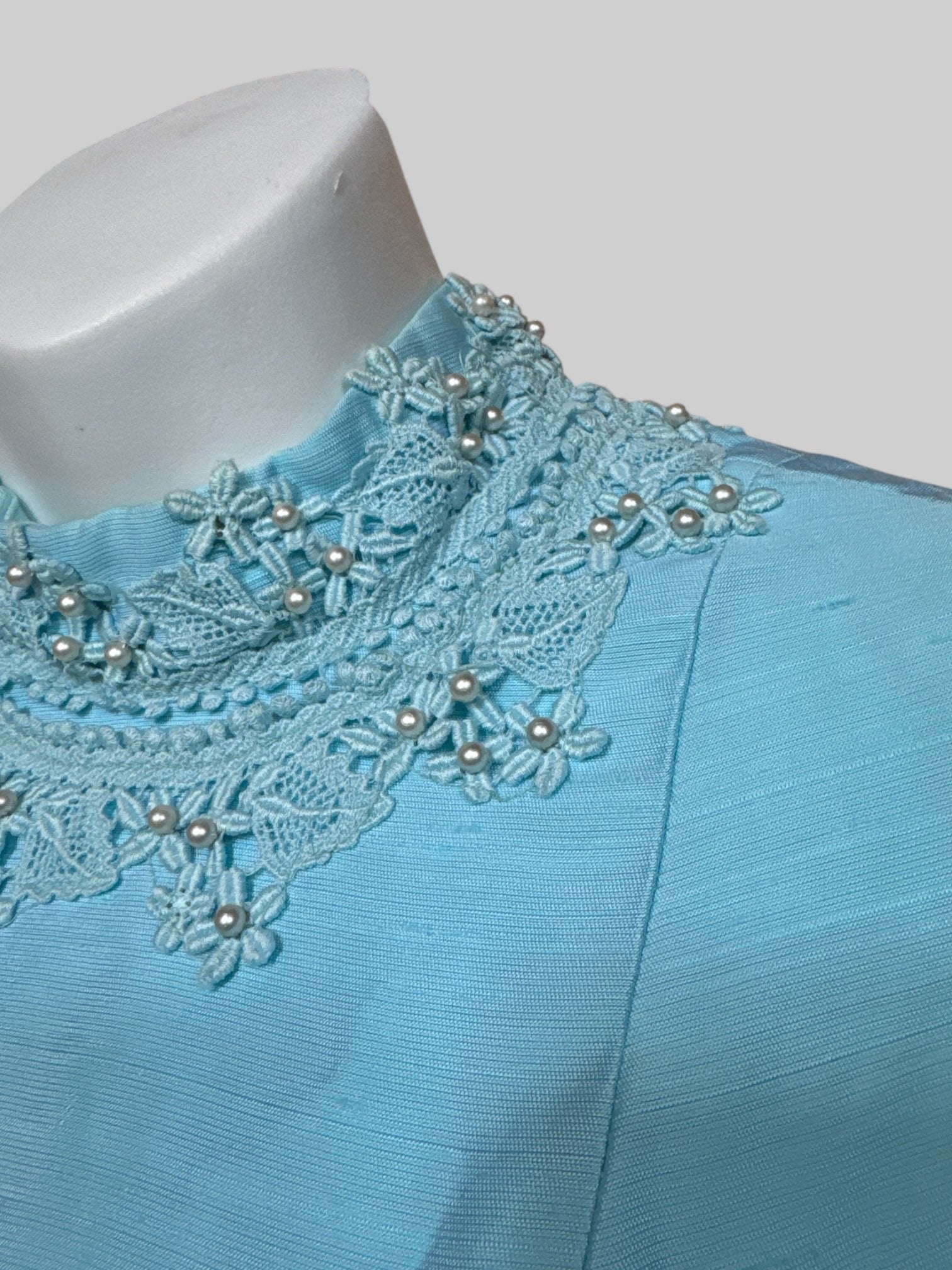 XS Vintage beautiful blue two piece set with floral embroidery and pearls
