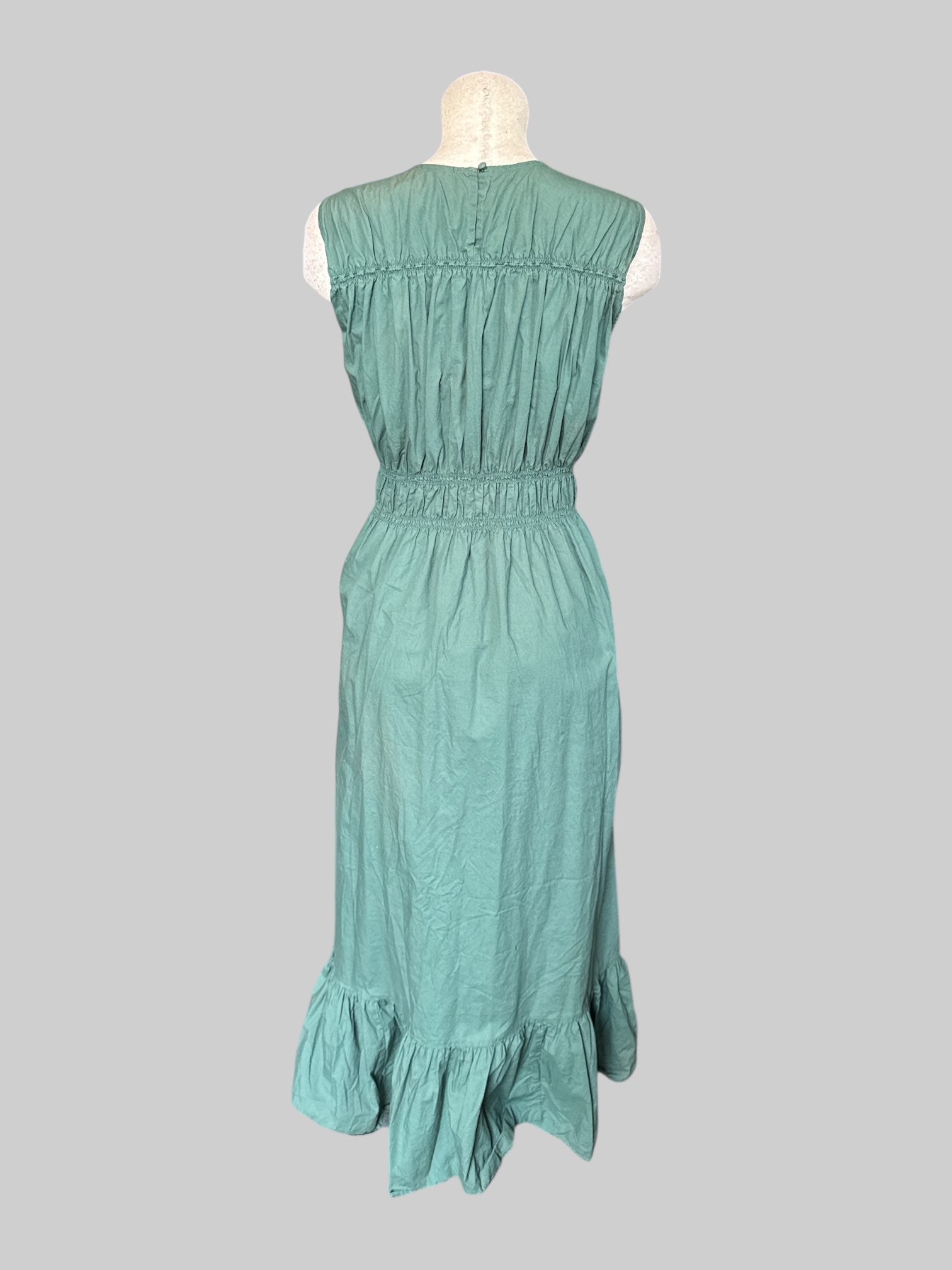 0X Green sleeveless dress with shirt, details, ruffle him, and pockets