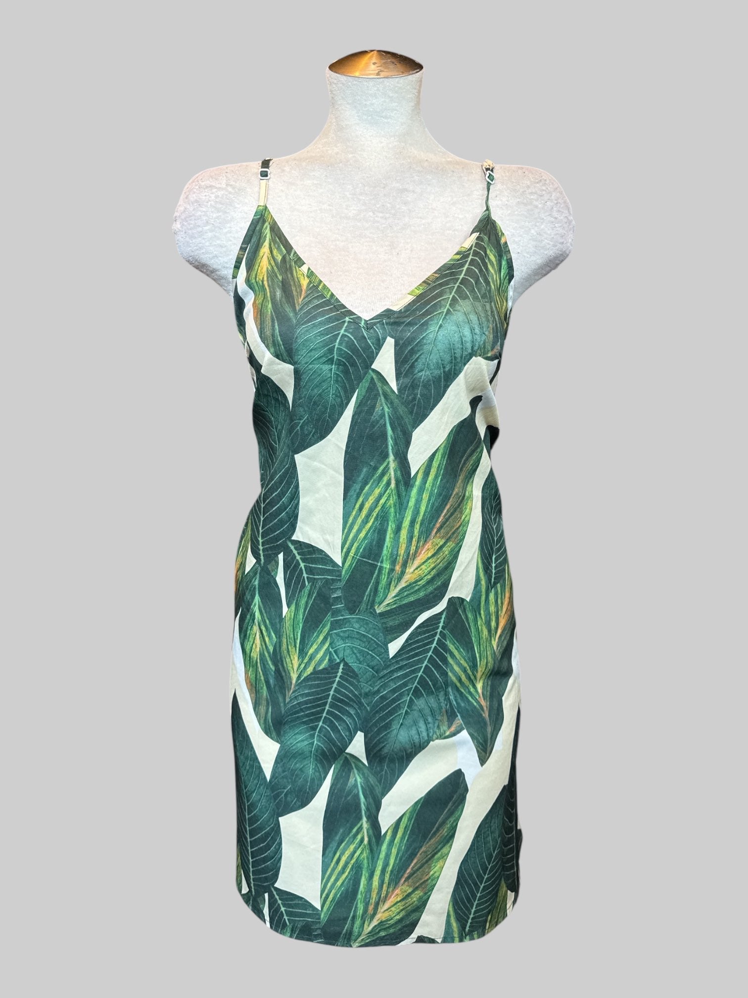 1X White and green sleeveless top with leaves