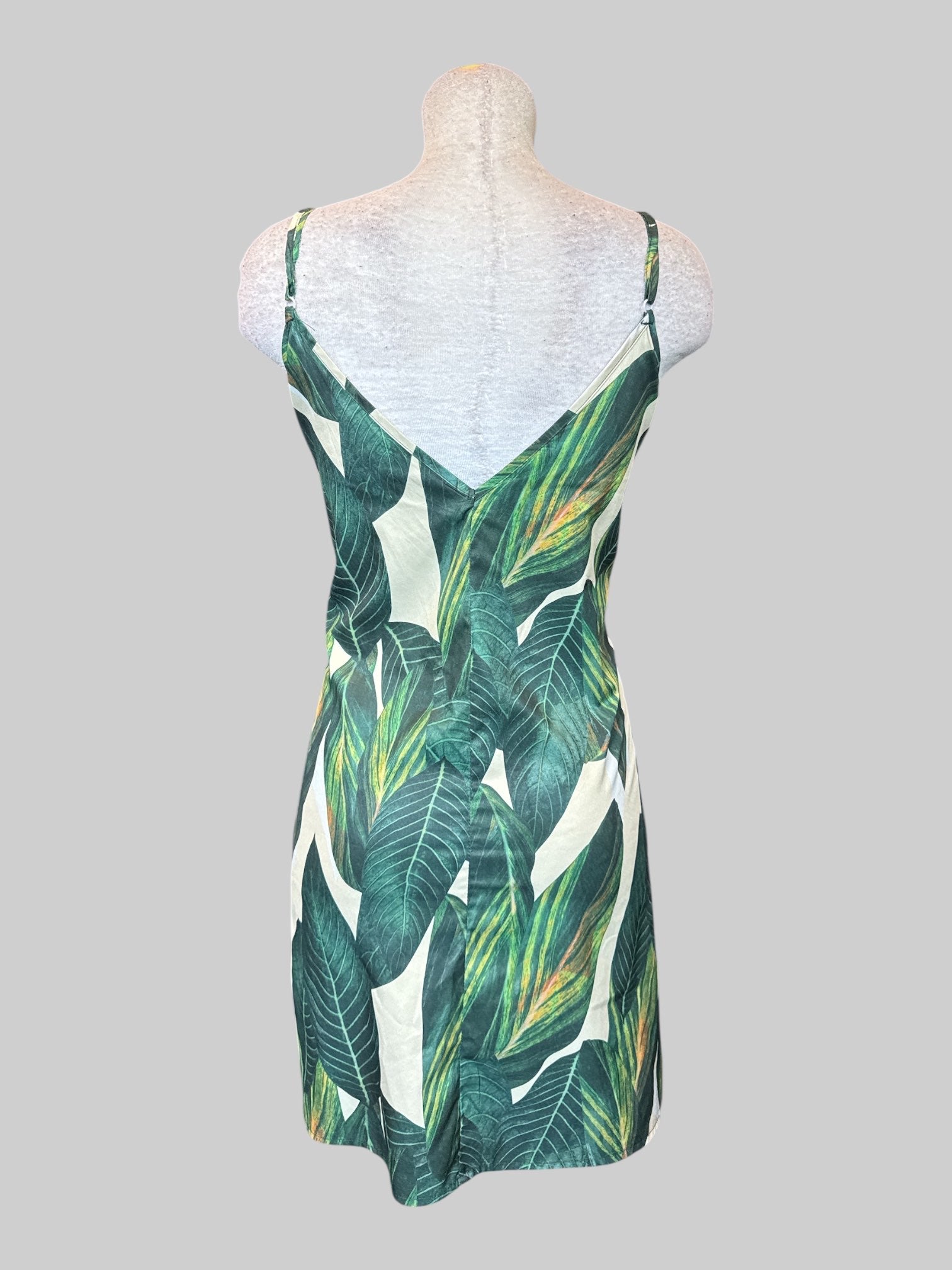 1X White and green sleeveless top with leaves