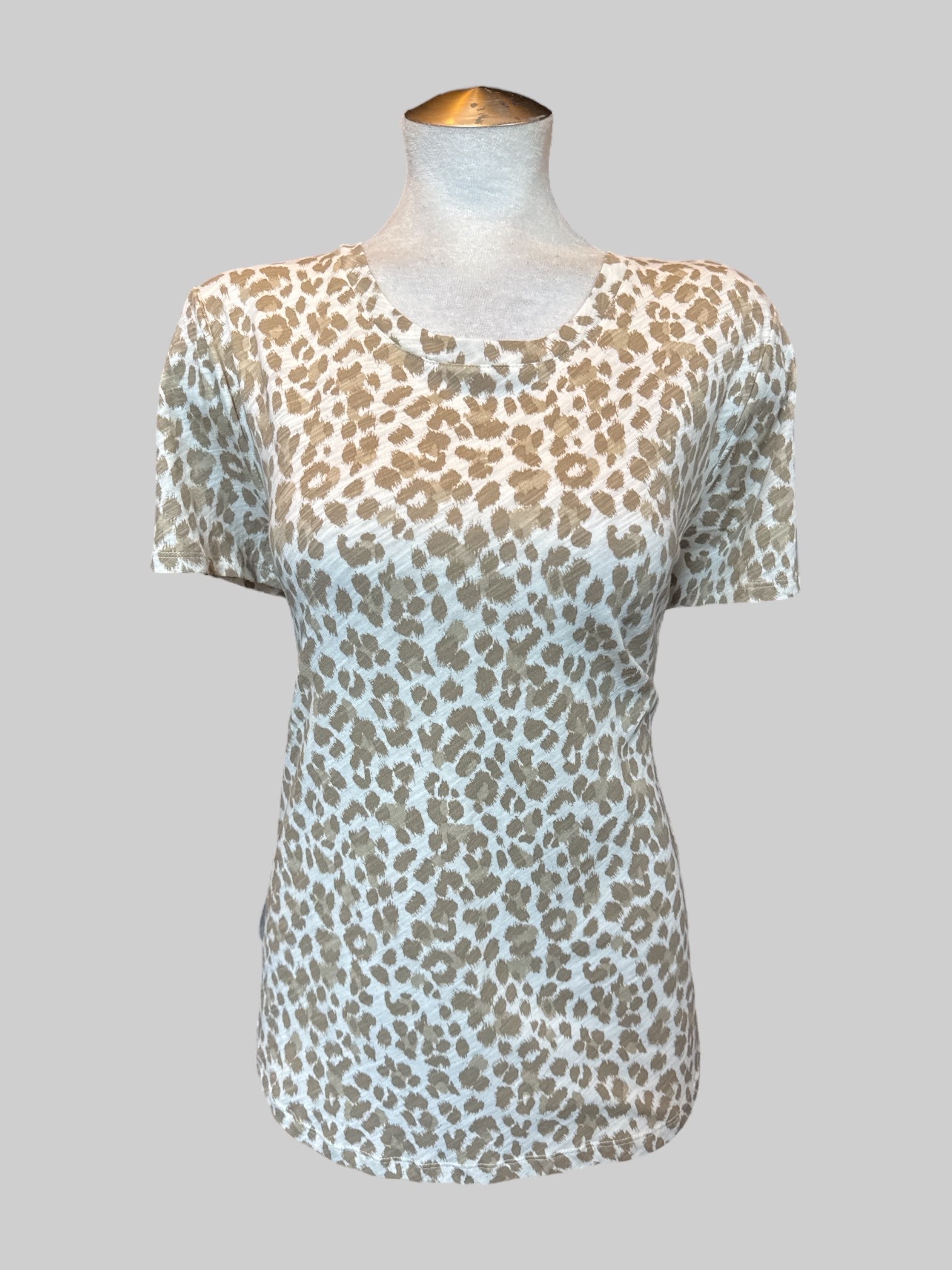 1X White and beige leopard print top