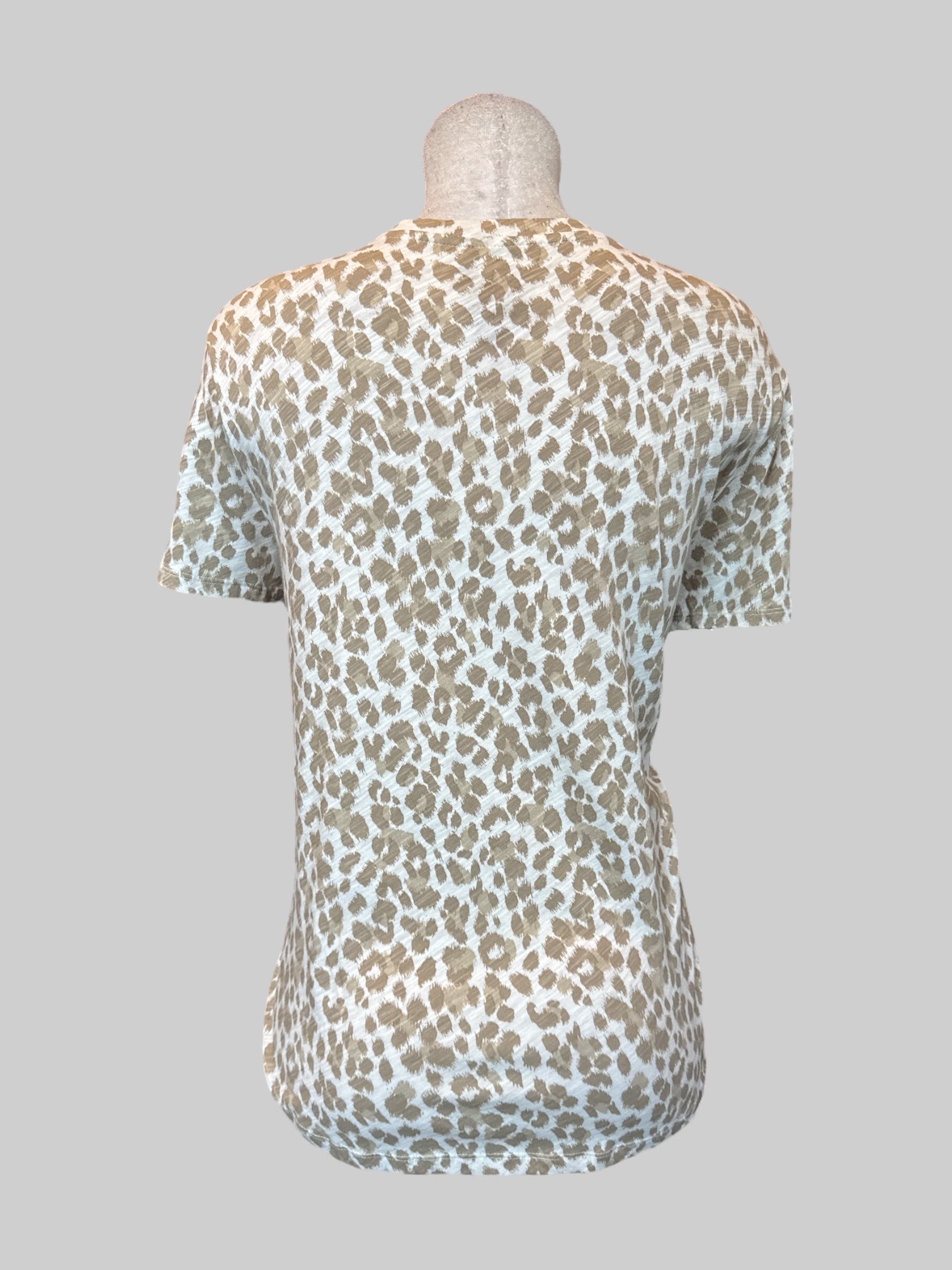 1X White and beige leopard print top