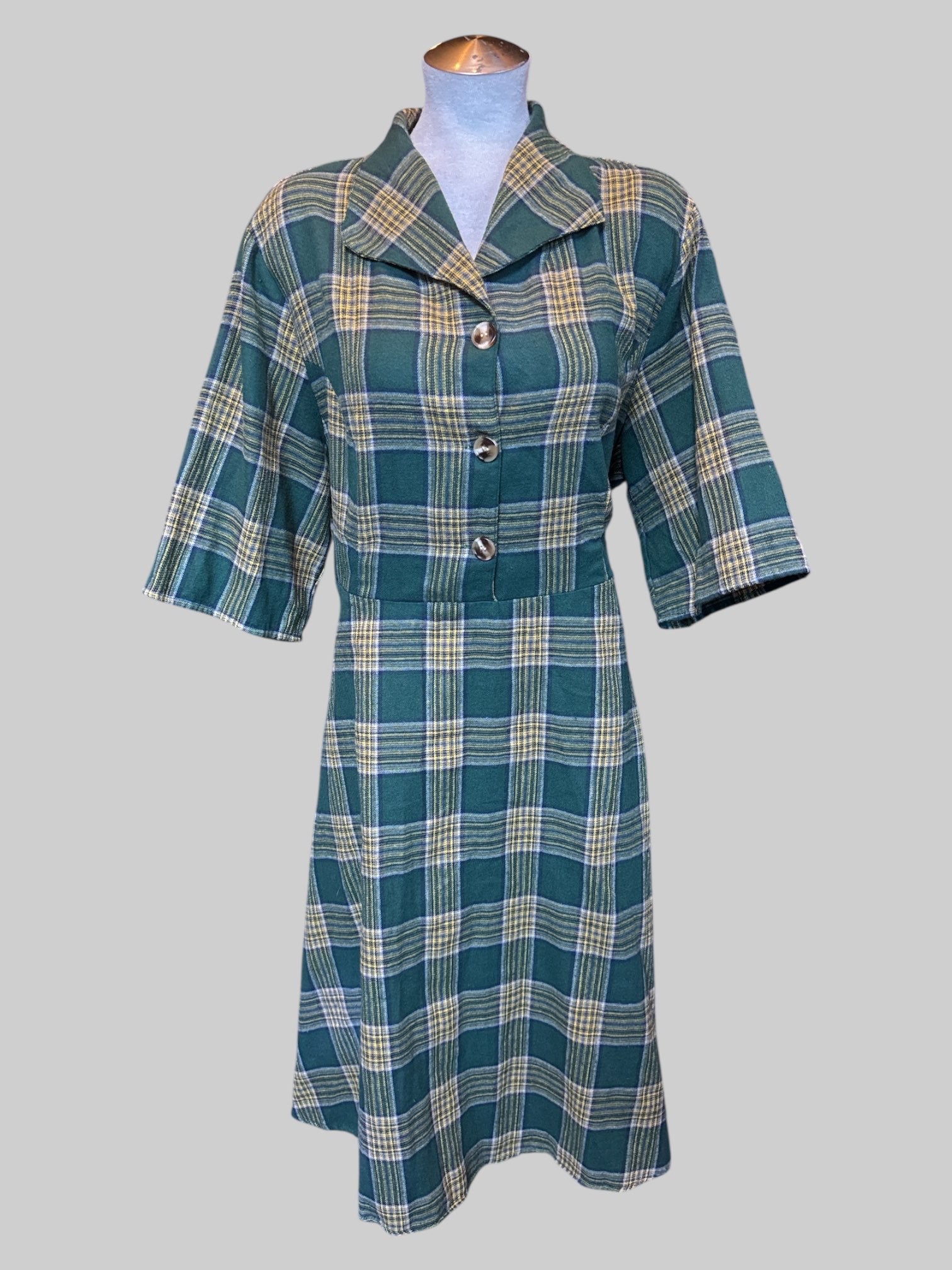 2X Green and yellow plaid dress with three buttons on front, collar, and zipper on side