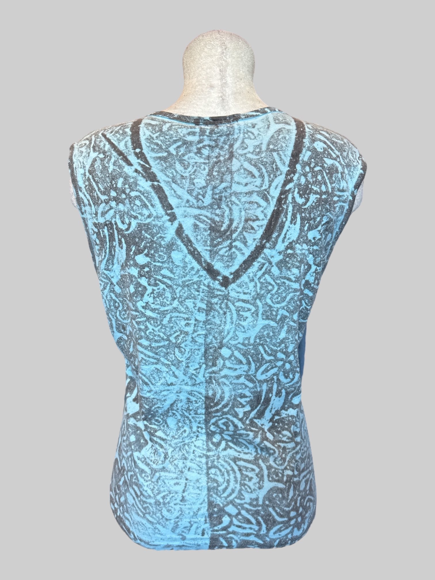 2X Vintage light blue top with gray block print like design
