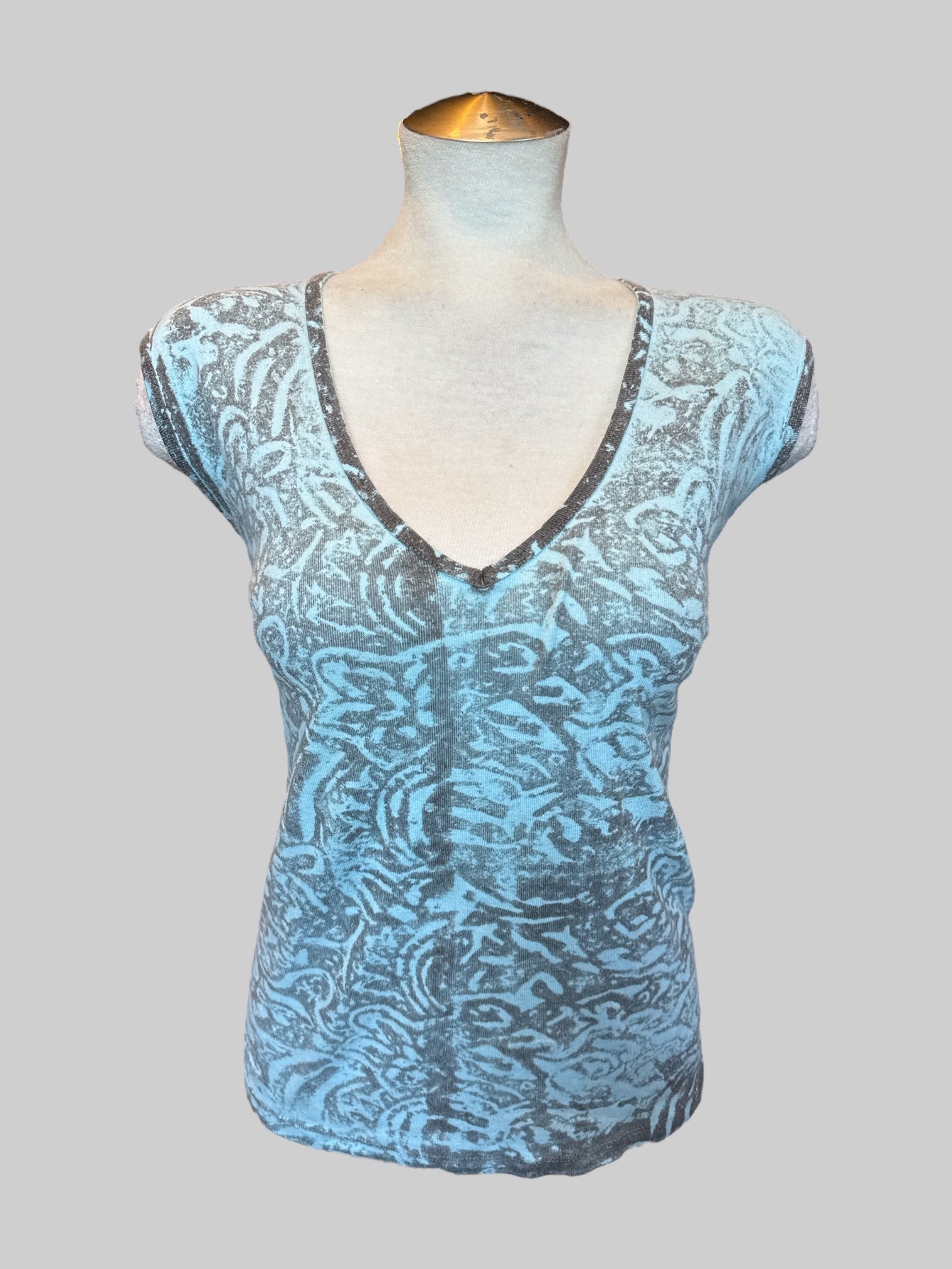 2X Vintage light blue top with gray block print like design