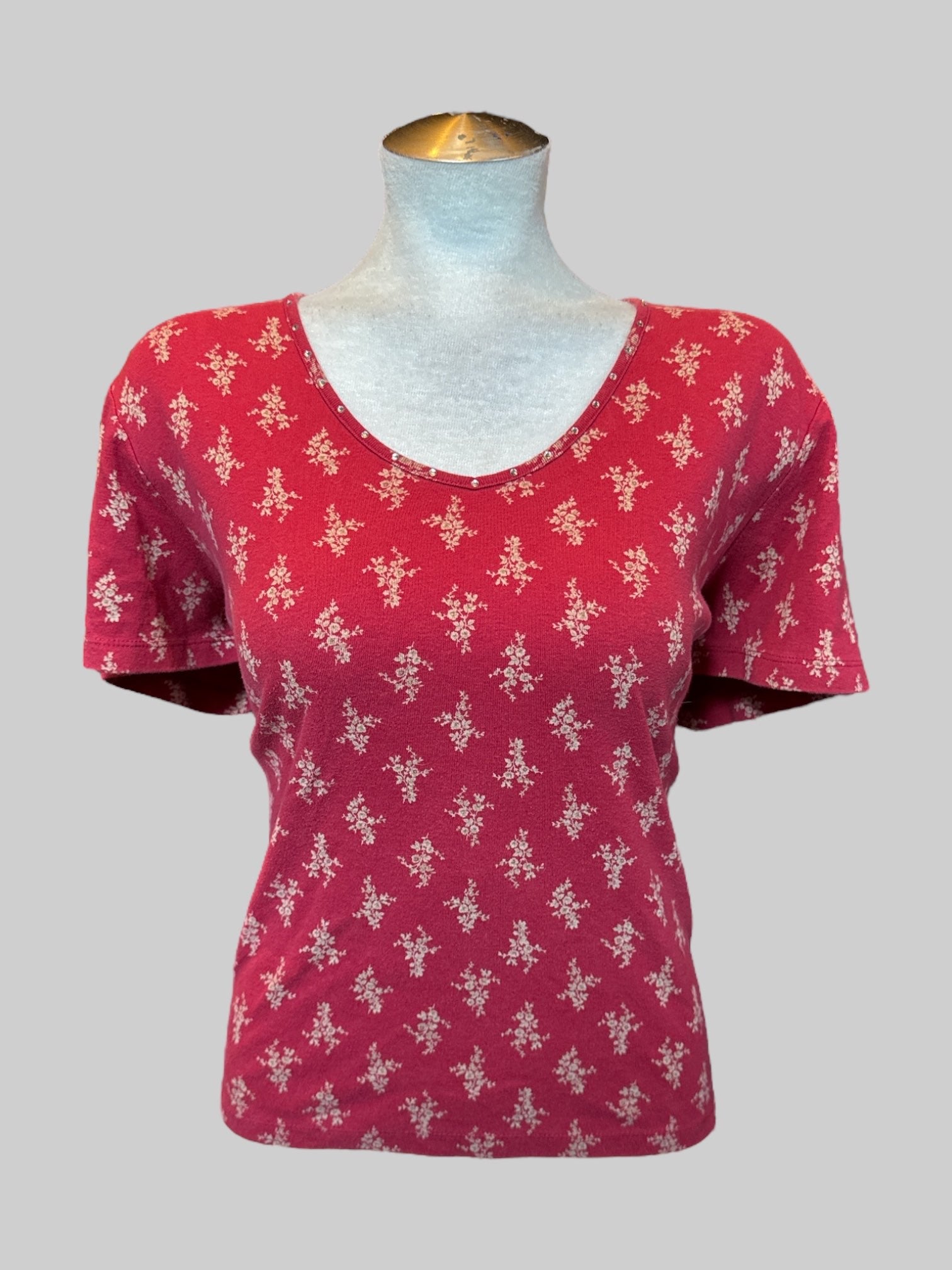 2X Vintage red short sleeve top with beige florals and rhinestone neckline