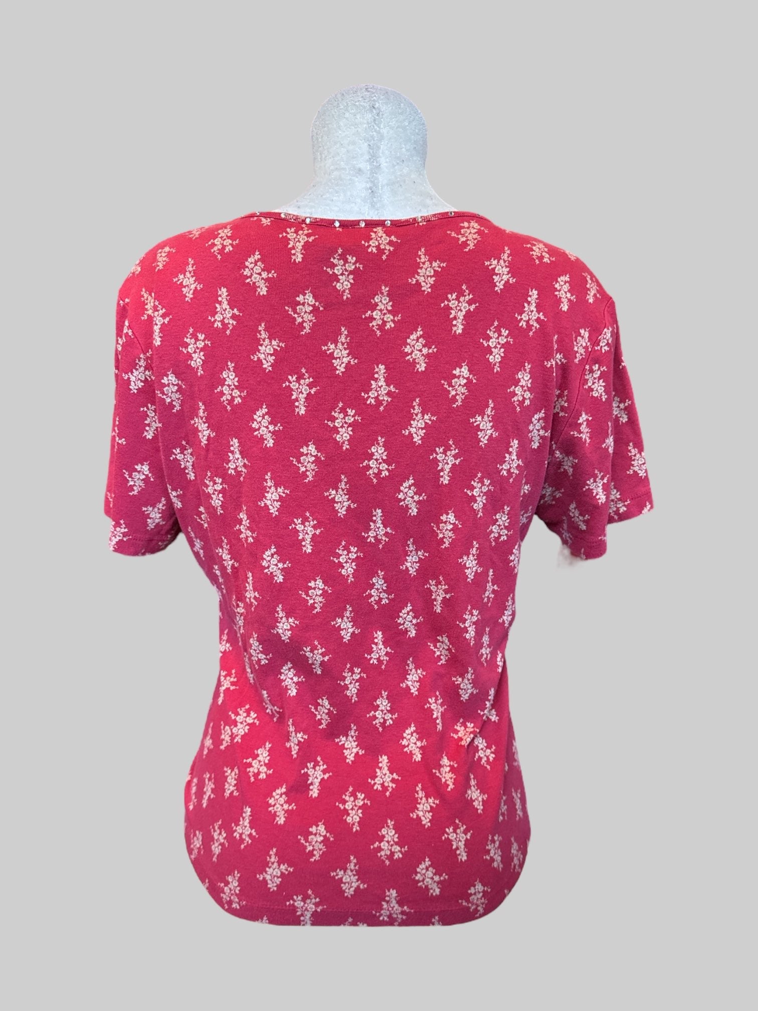 2X Vintage red short sleeve top with beige florals and rhinestone neckline