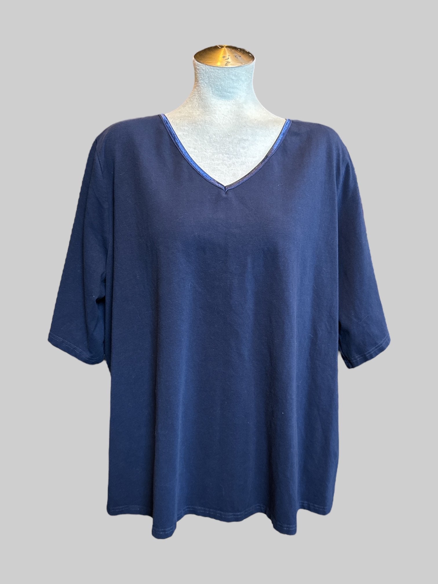 3X Navy blue T-shirt with satin like neckline
