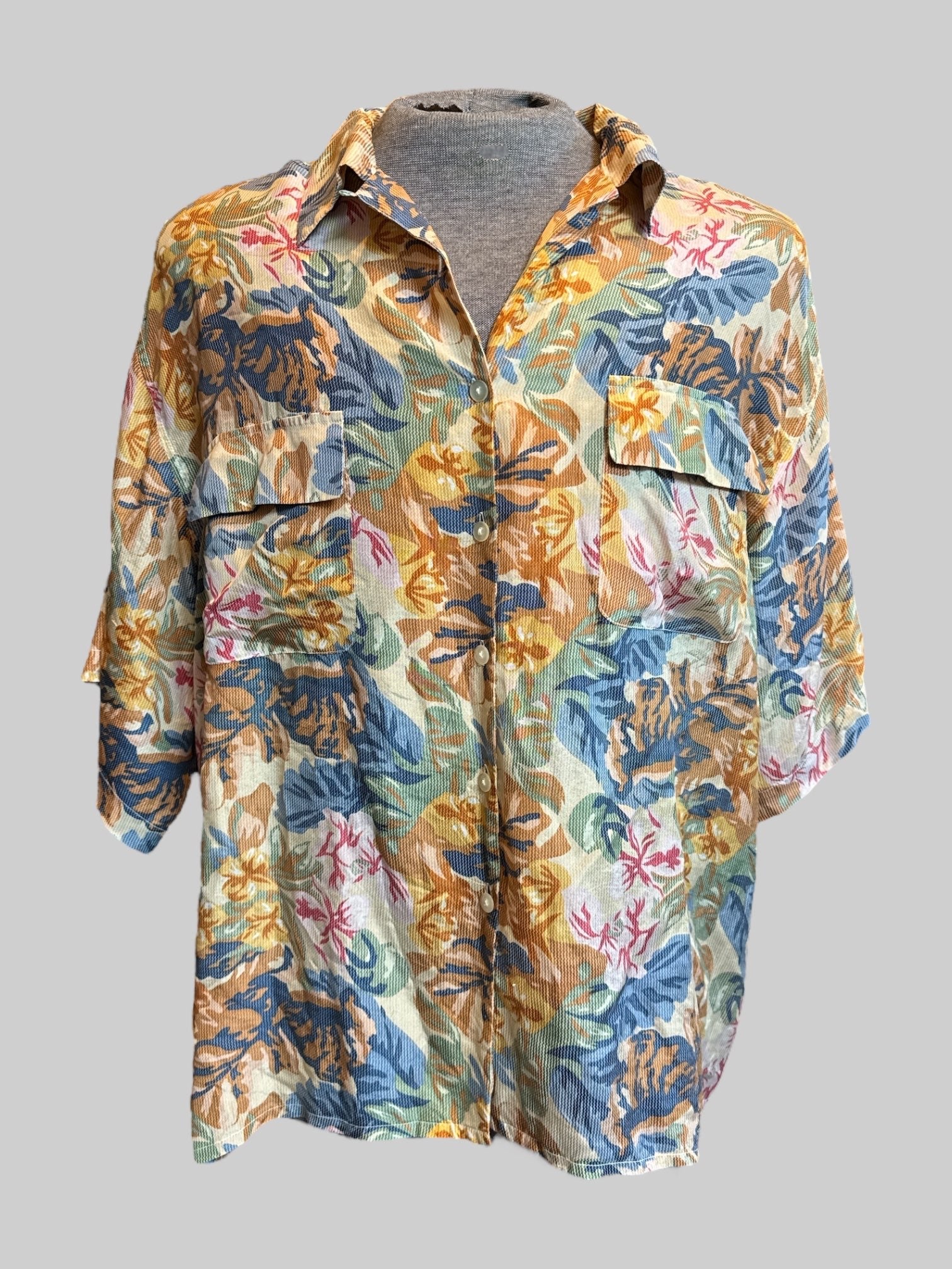 3X Vintage tan short sleeve button down with multicolor floral design and pockets on chest