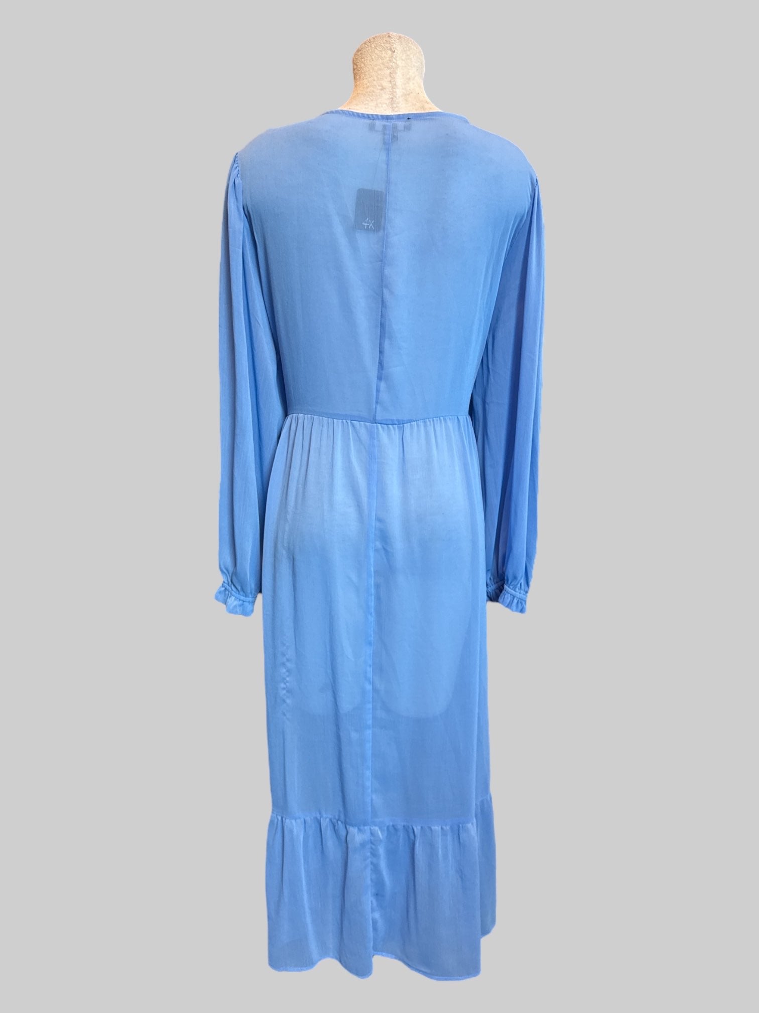 4X Light blue sheet dress with shirred front, and balloon sleeves