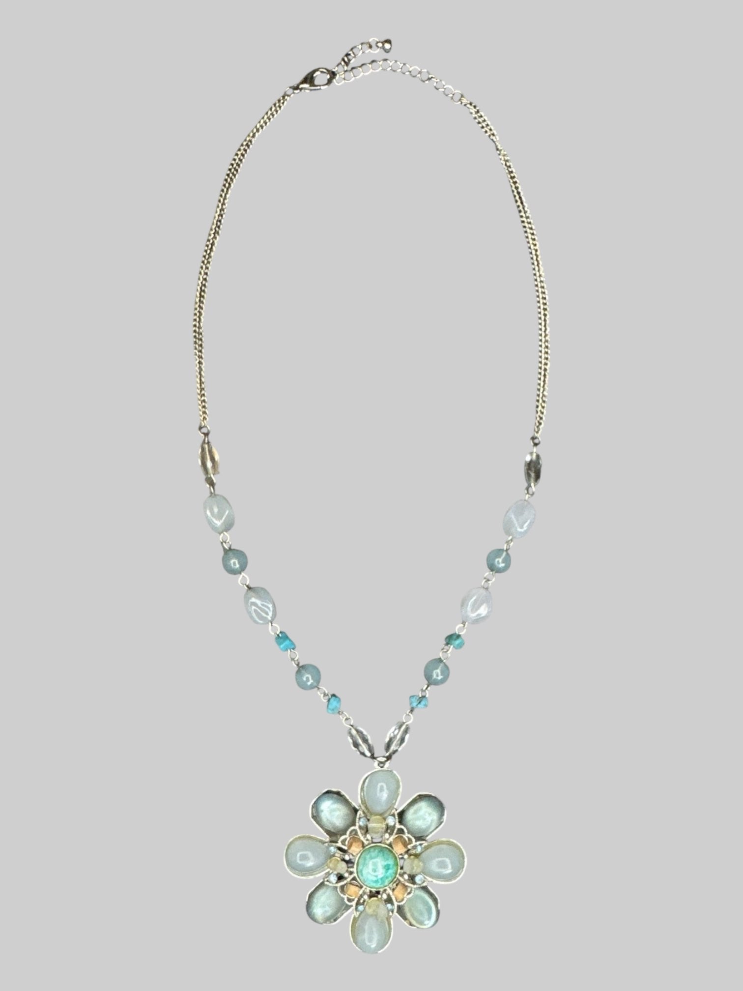 Adjustable blue toned floral pendant necklace with details