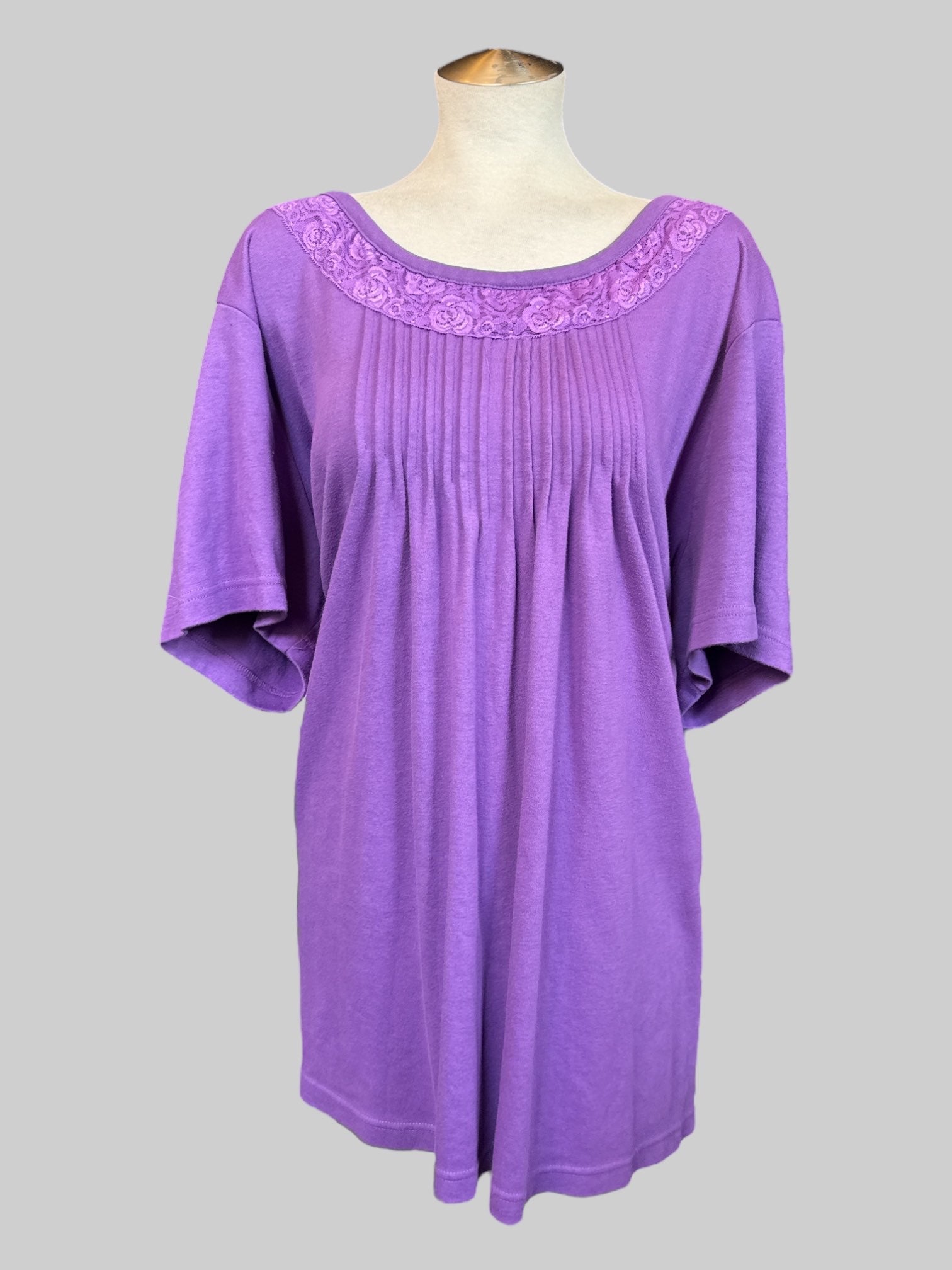 6X vintage purple top with lace and chest pleating