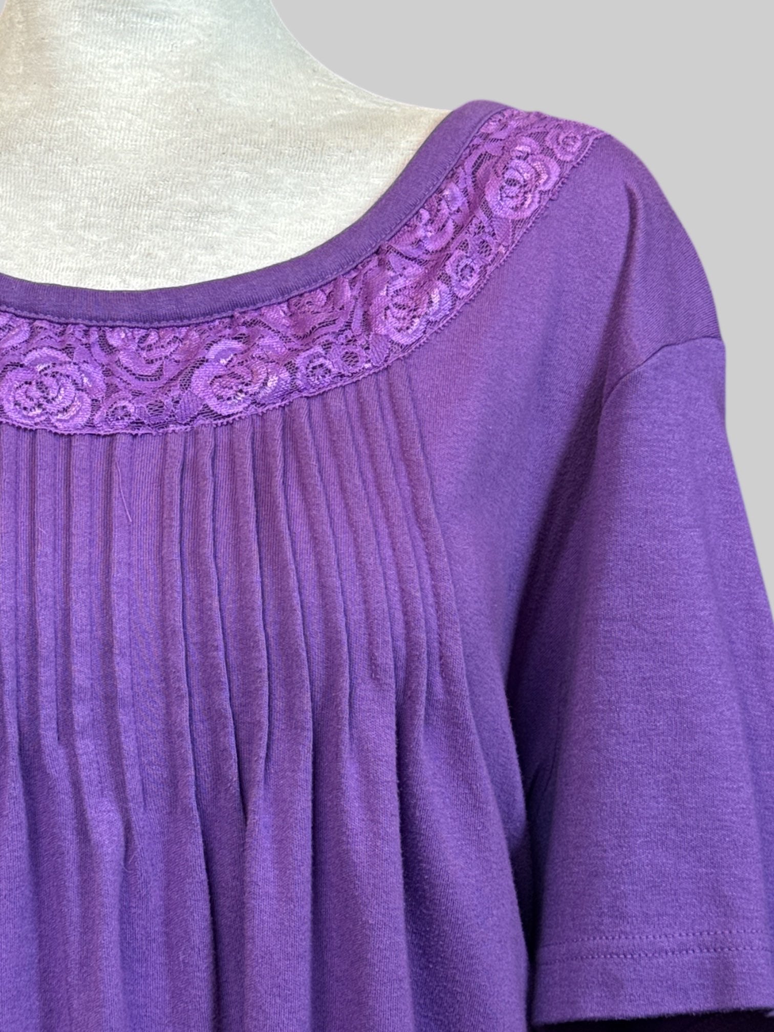 6X vintage purple top with lace and chest pleating