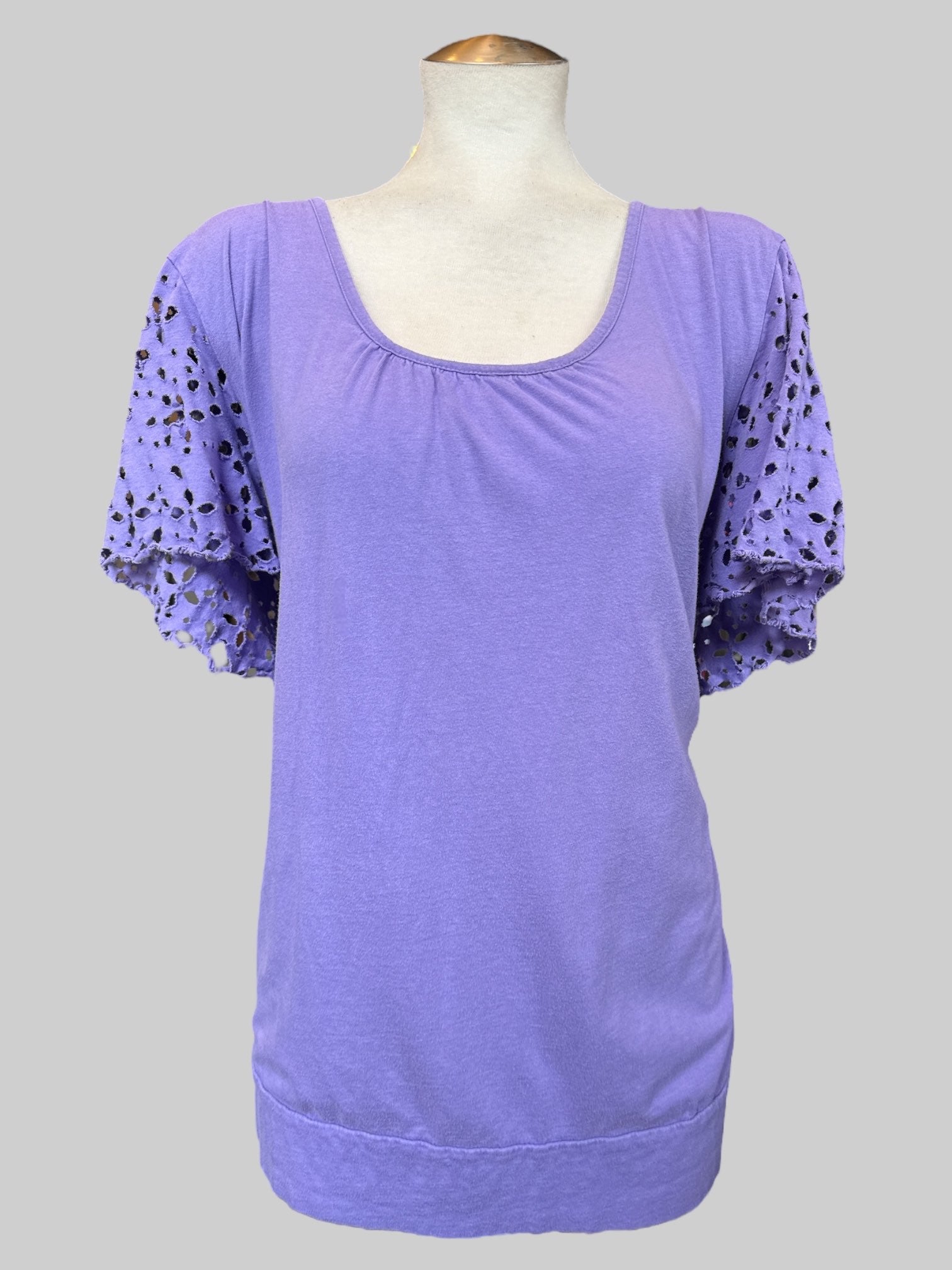 4X vintage purple top with chest pleating and eyelet cutout sleeves