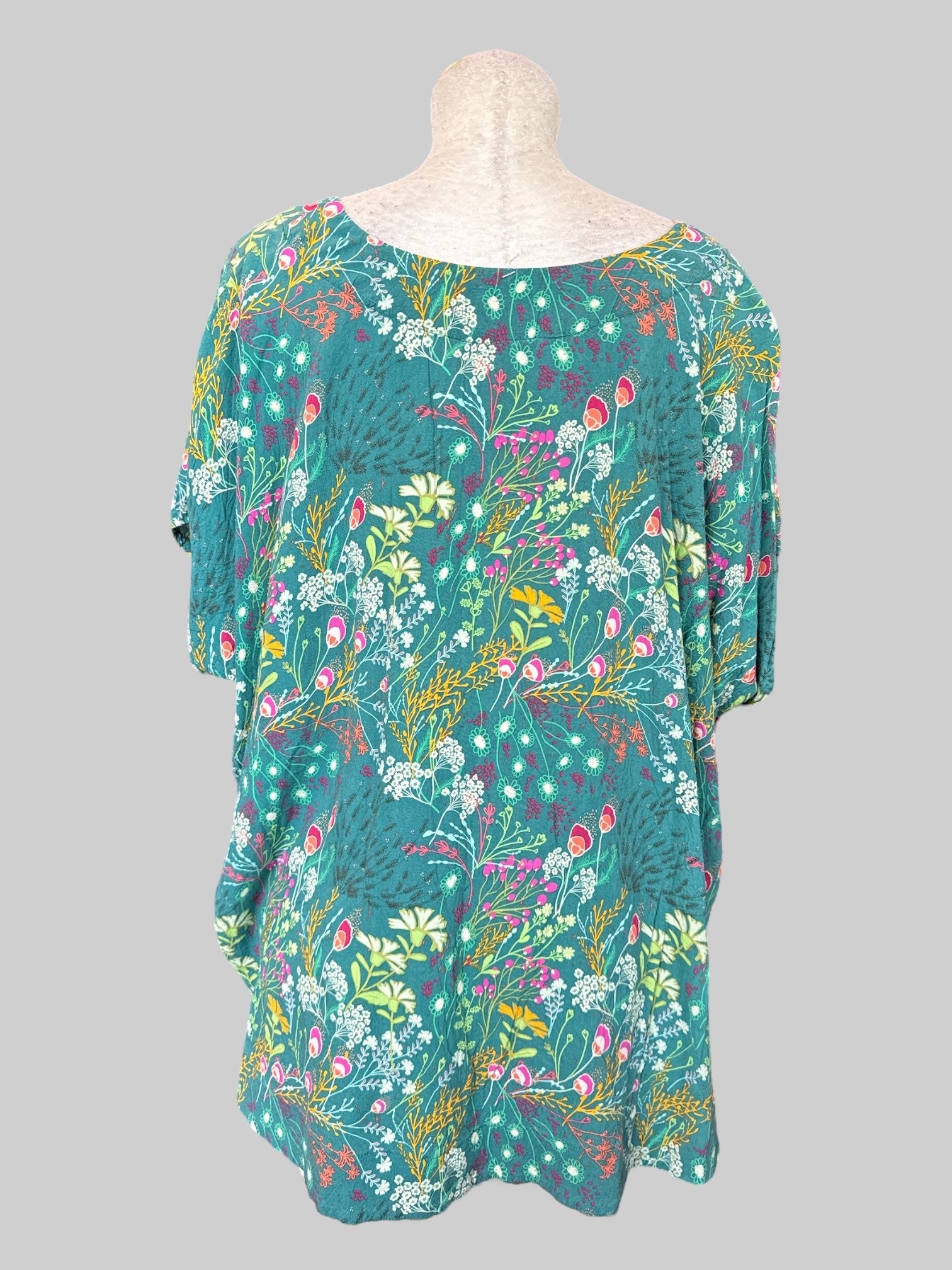 3X blueish green flowy top with multicolor florals