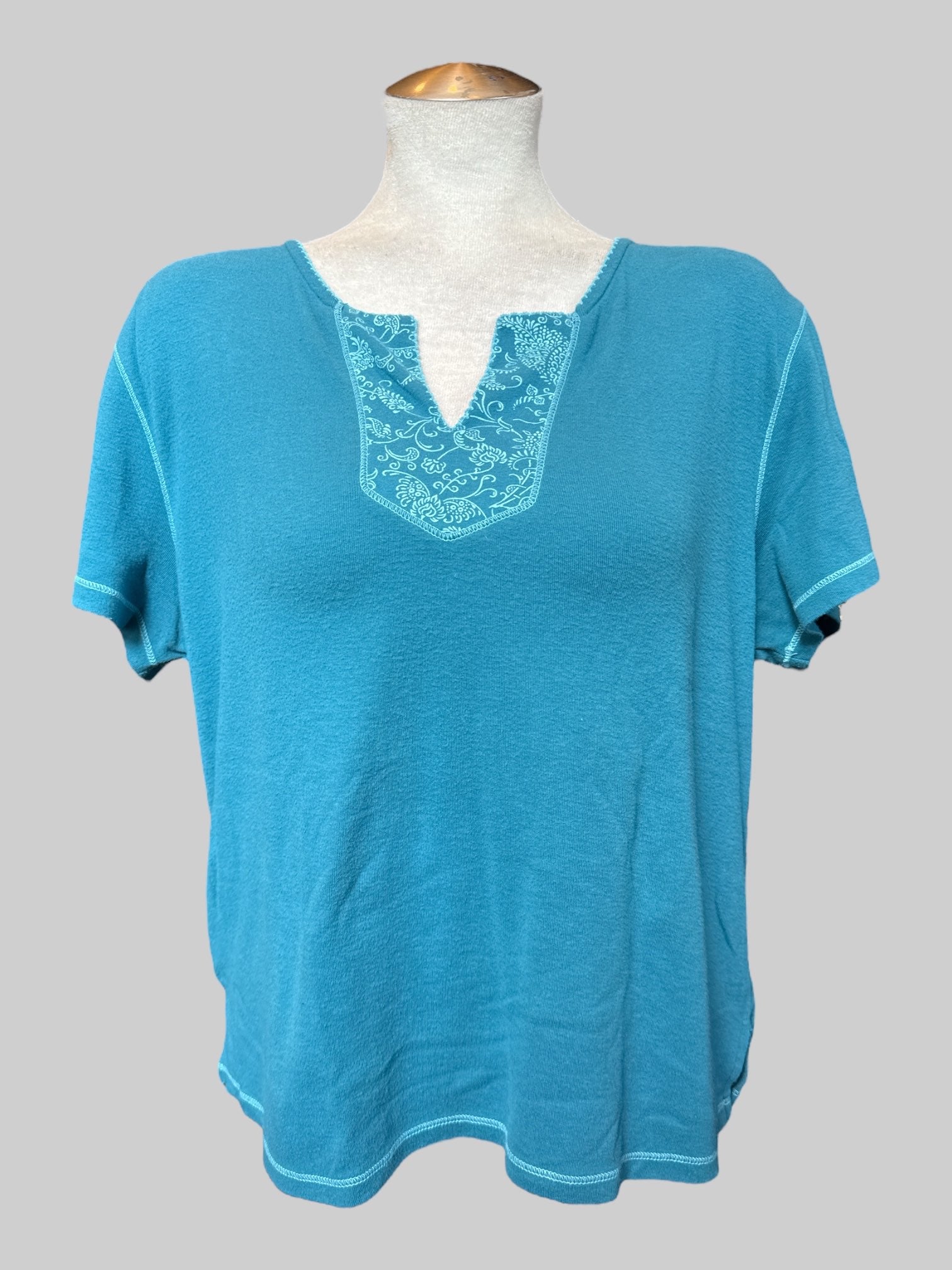 2X blue short sleeve top with florals and scallop hem trim