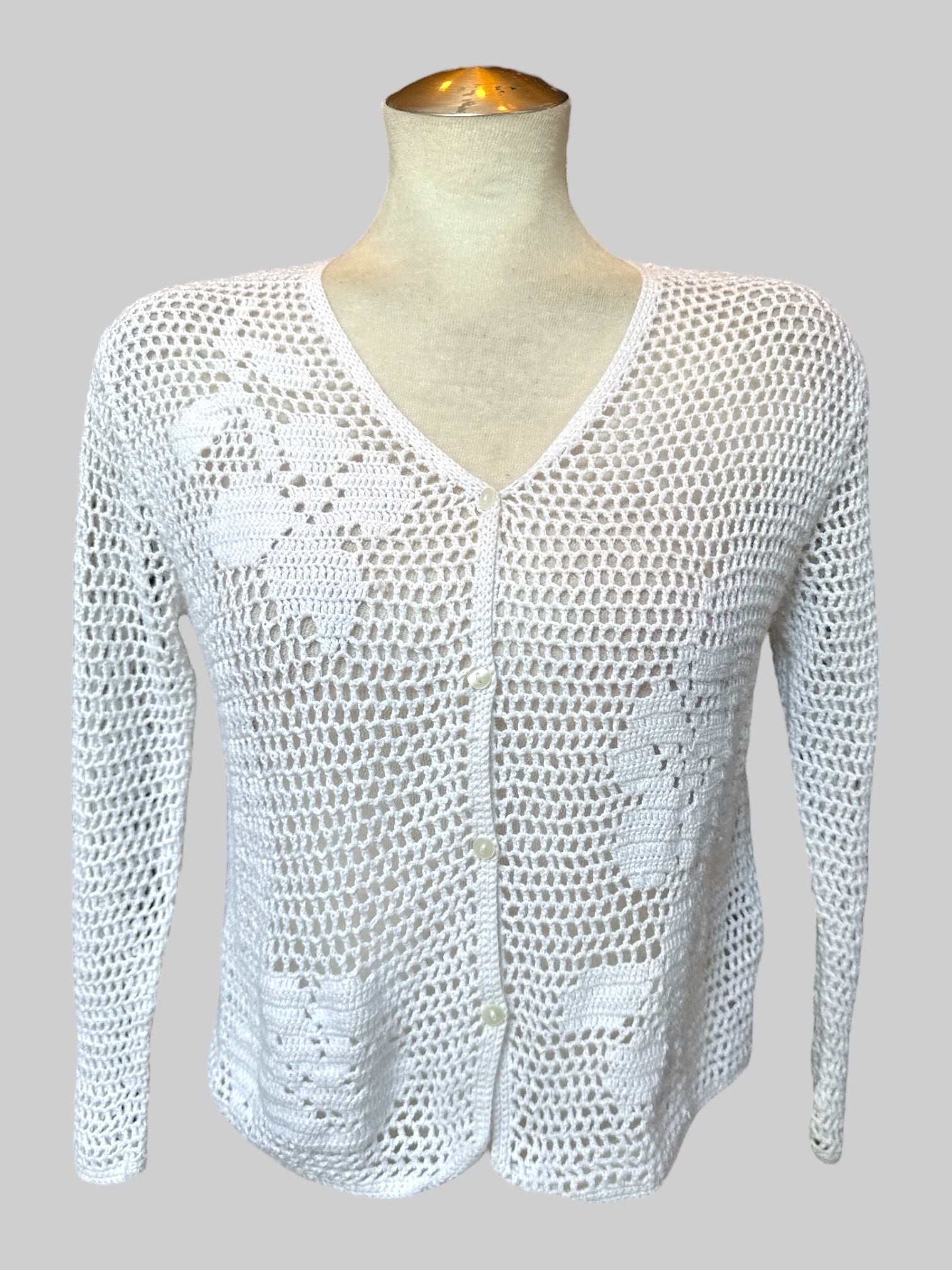 M Vintage white knit lightweight button up cardigan