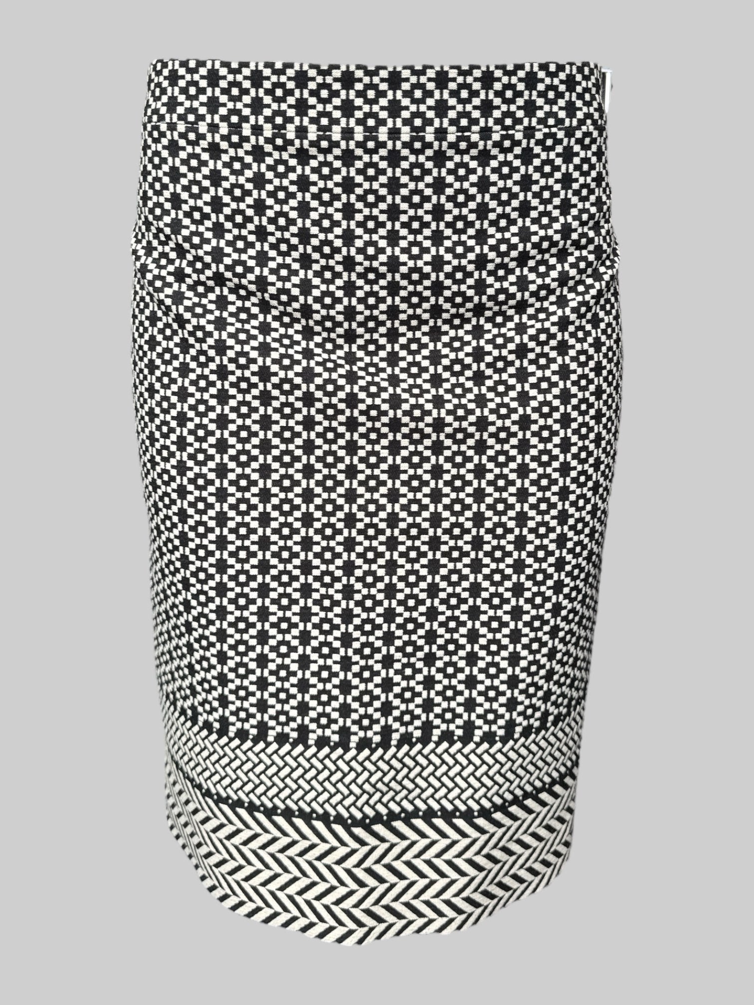 L Black and white pencil skirt with geometric pattern
