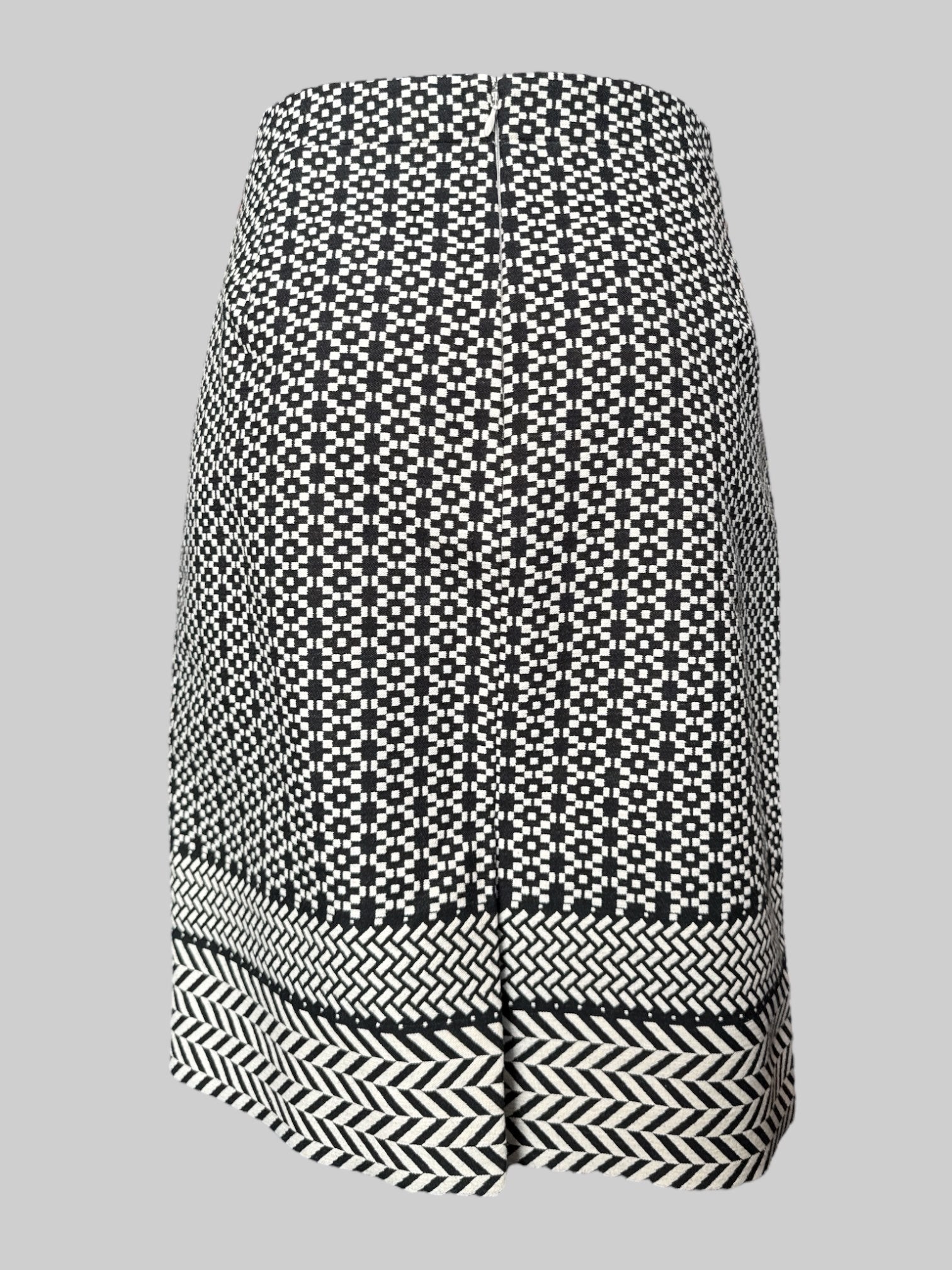 L Black and white pencil skirt with geometric pattern