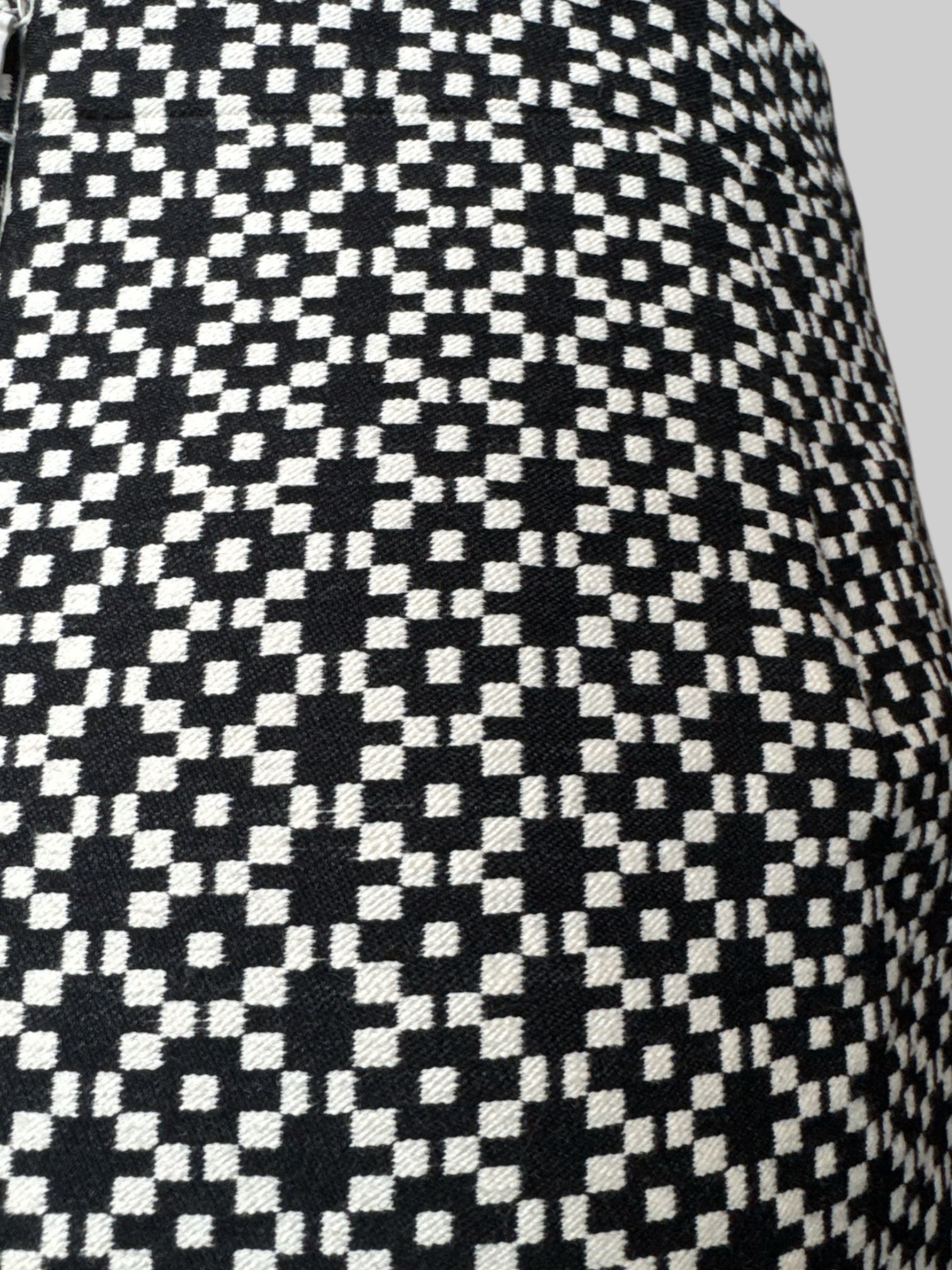 L Black and white pencil skirt with geometric pattern