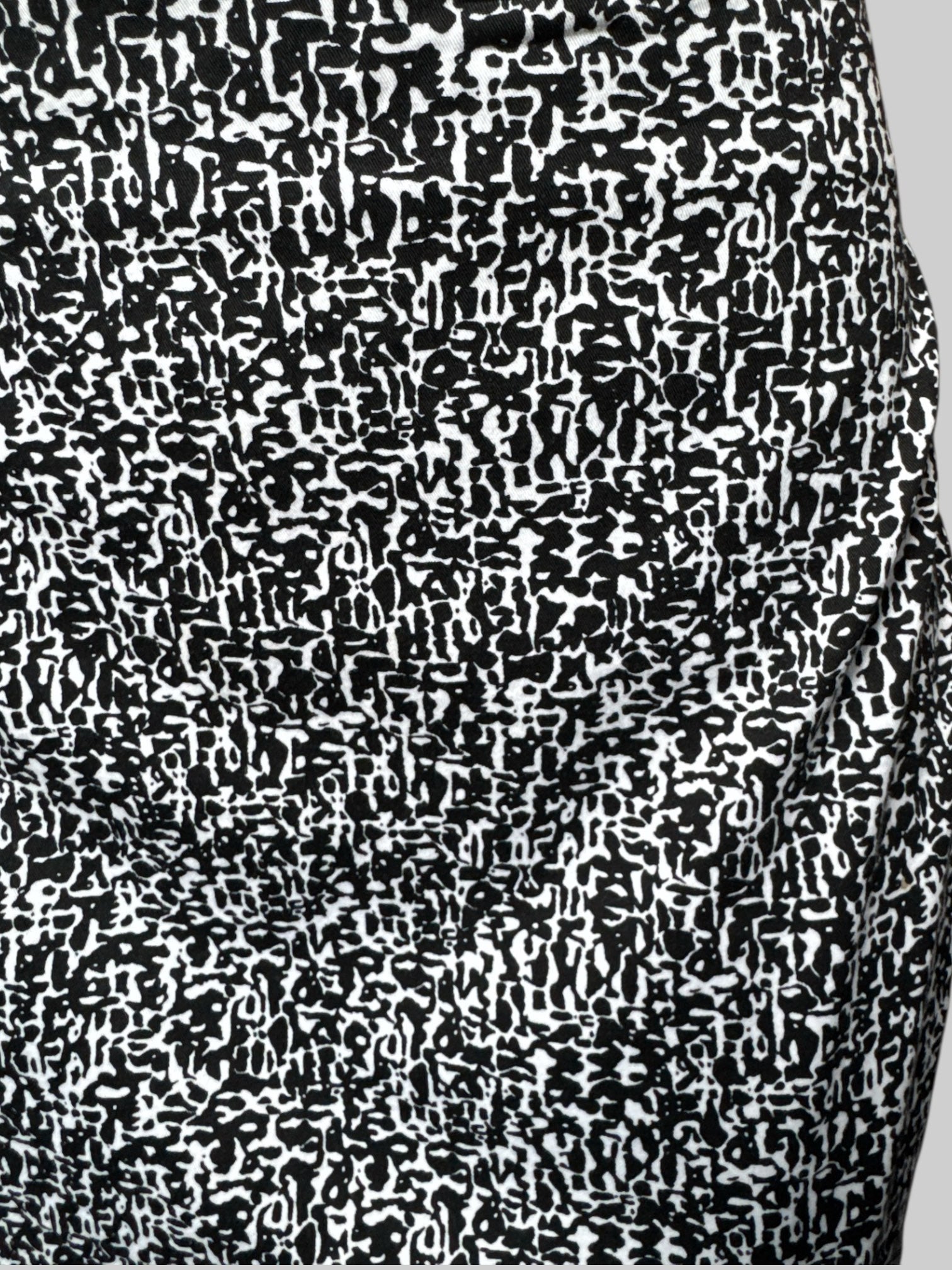 L Black and white pattern pencil skirt
