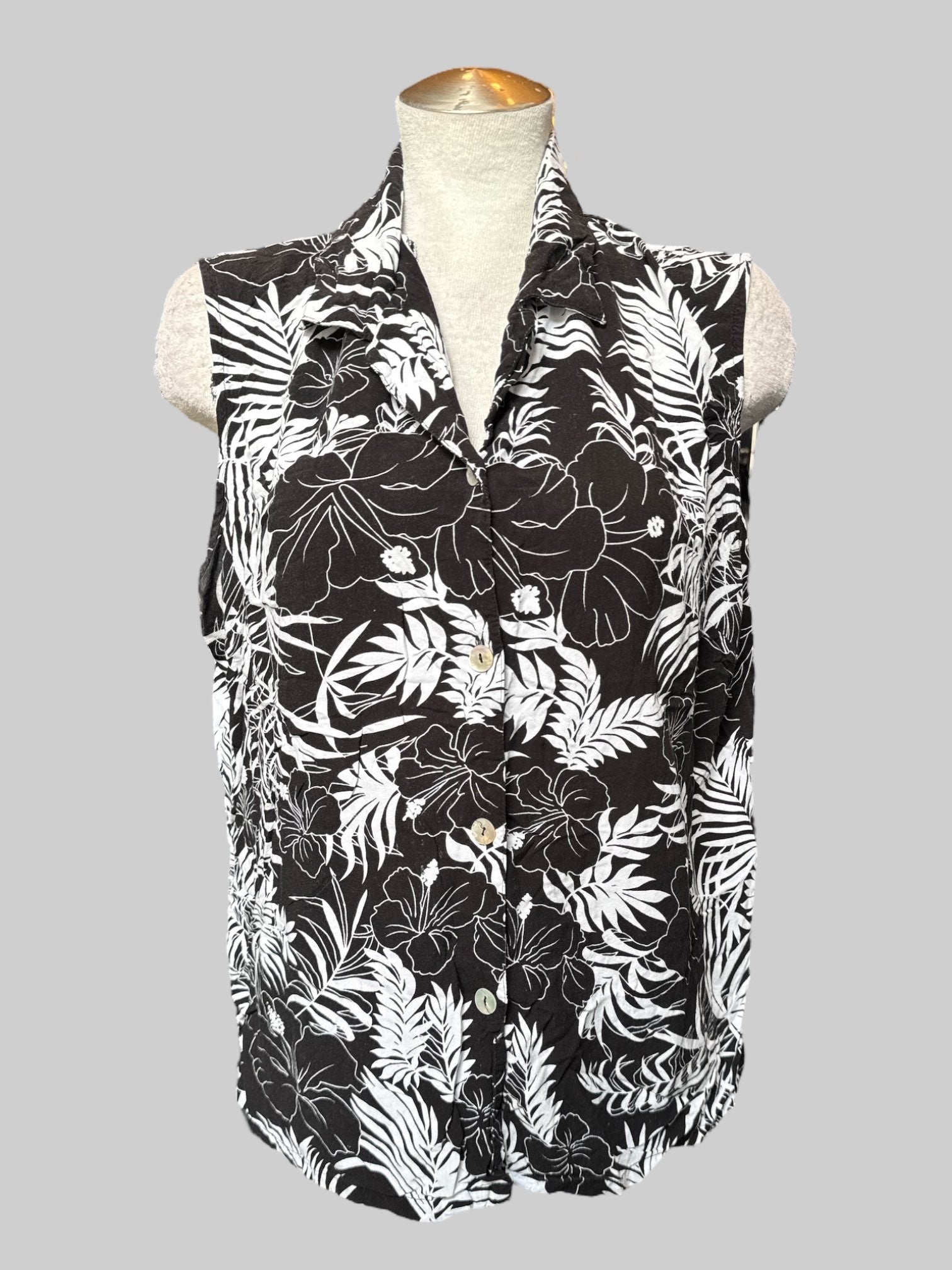 XL Black and white botanical print sleeveless button up top