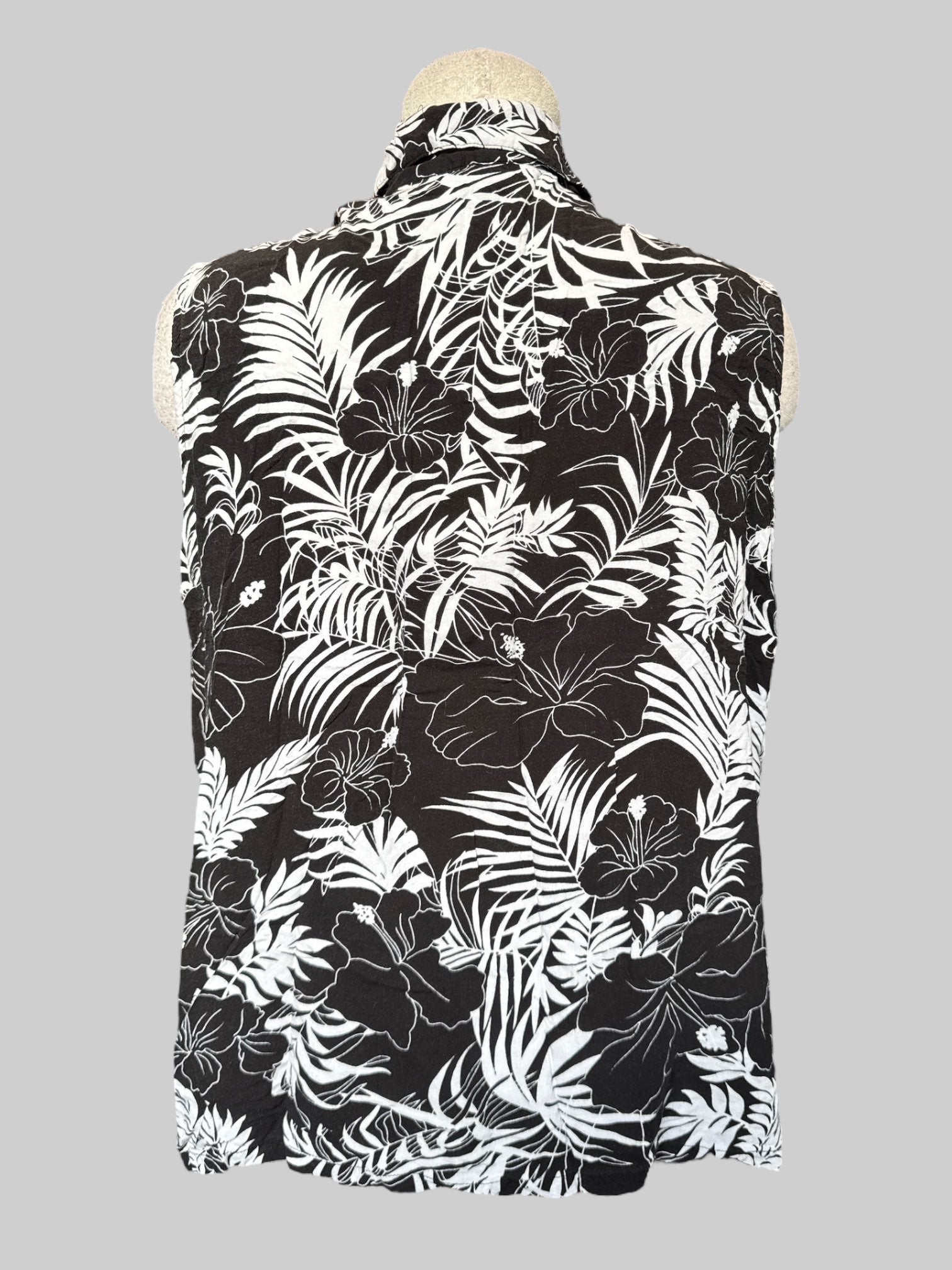 XL Black and white botanical print sleeveless button up top