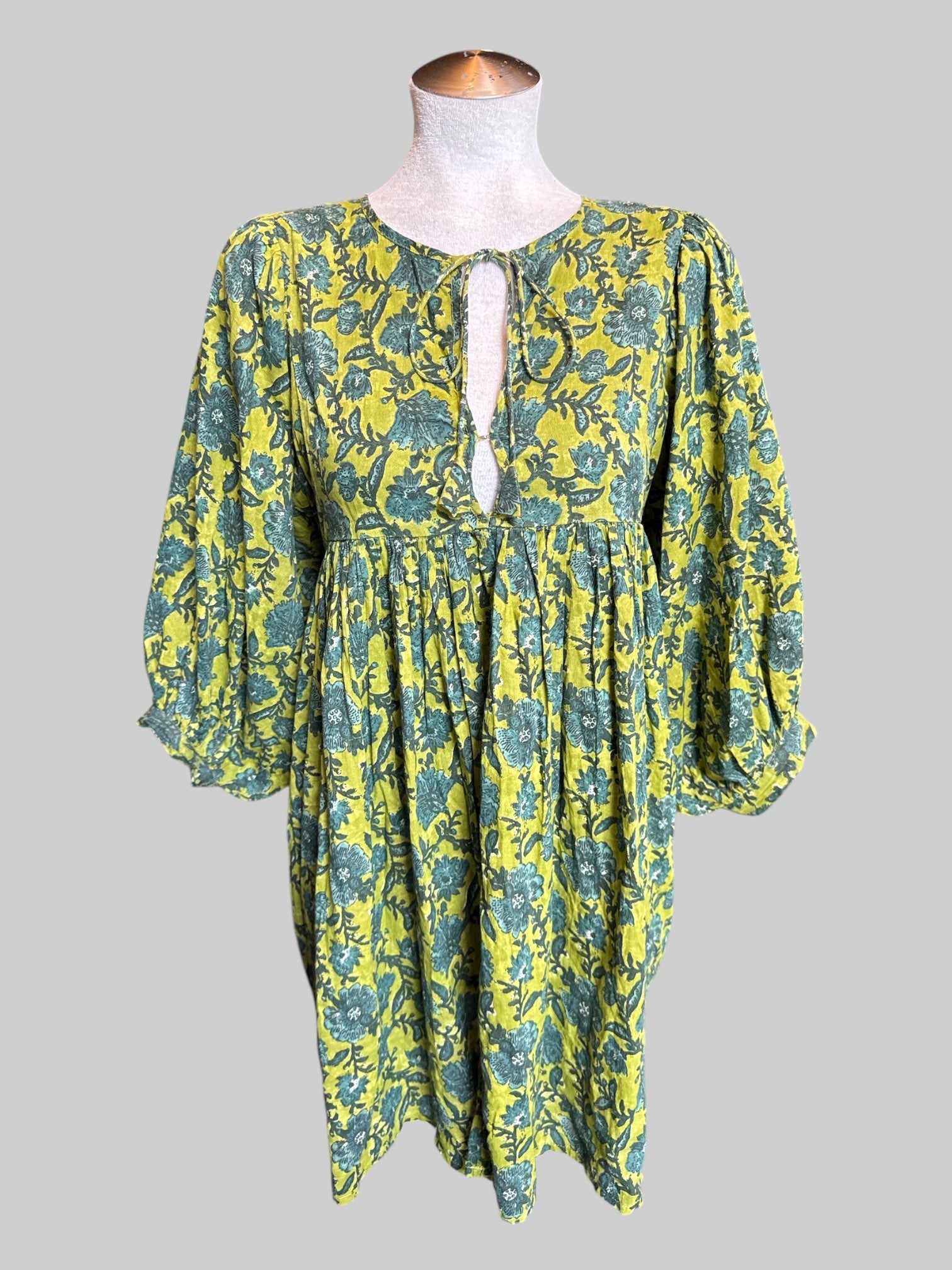 0X Green floaty, top with pleading design on sleeves and under bust, and tie on front