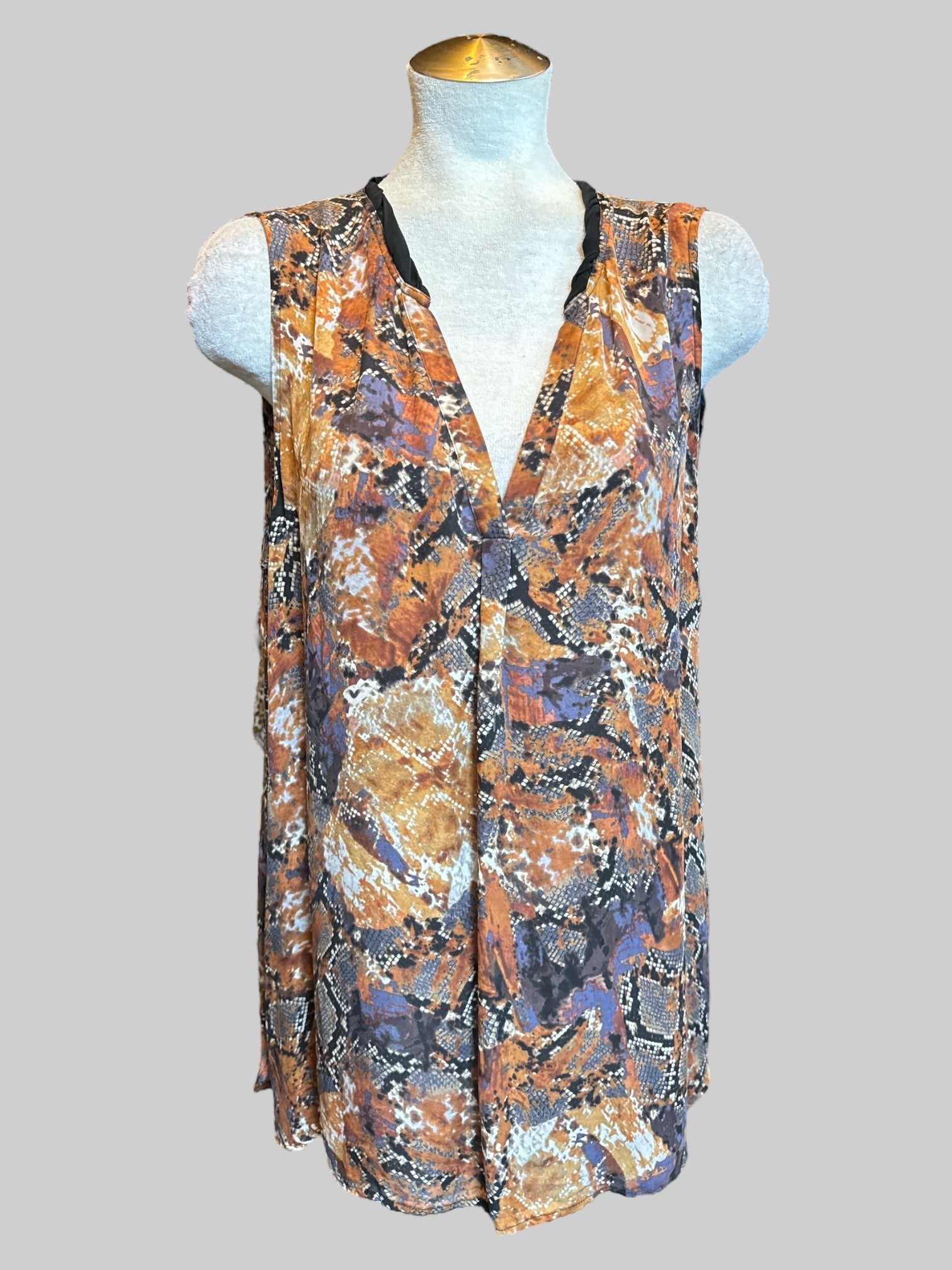 1X Multicolor multi pattern top with black neck line