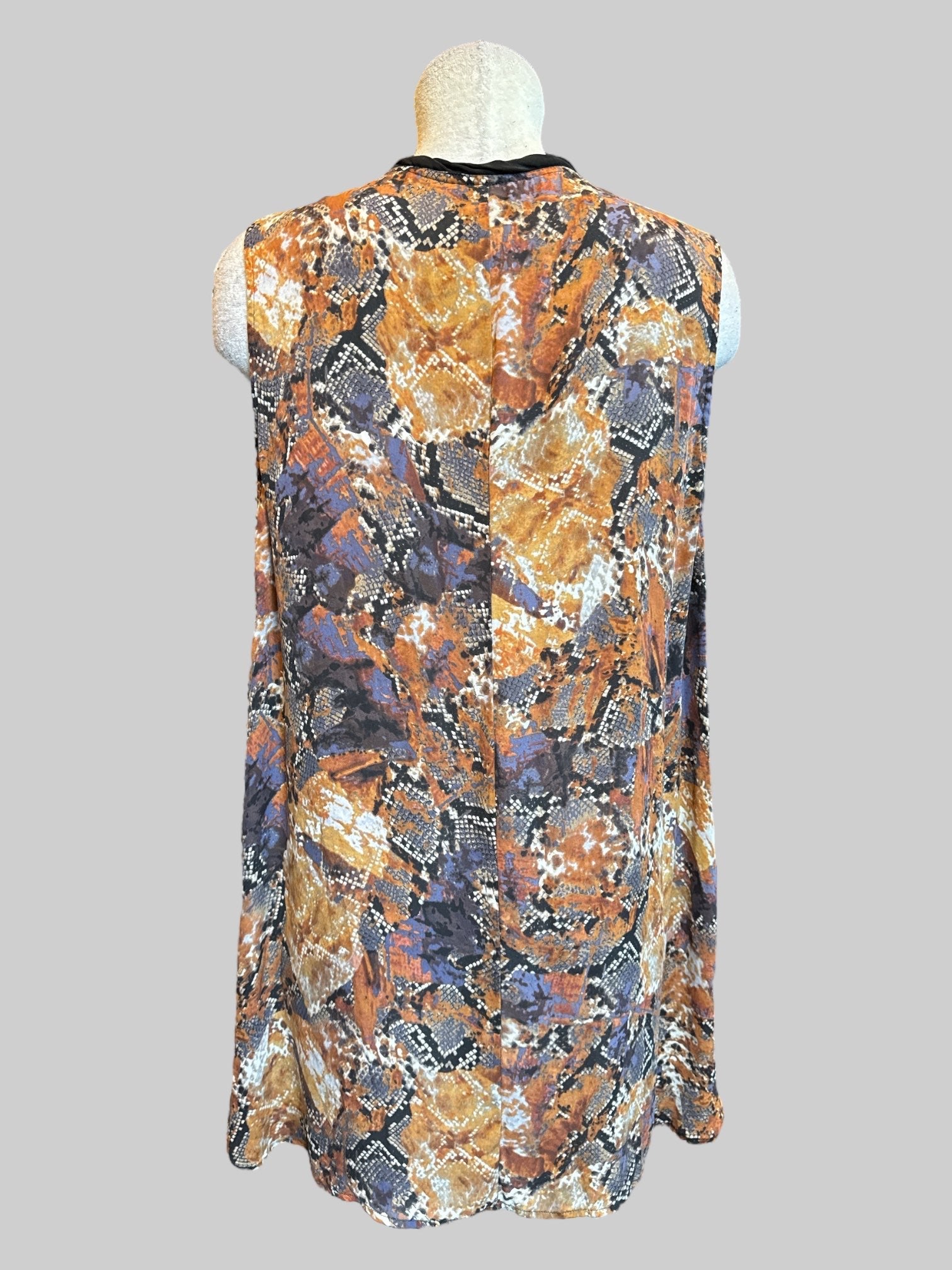 1X Multicolor multi pattern top with black neck line
