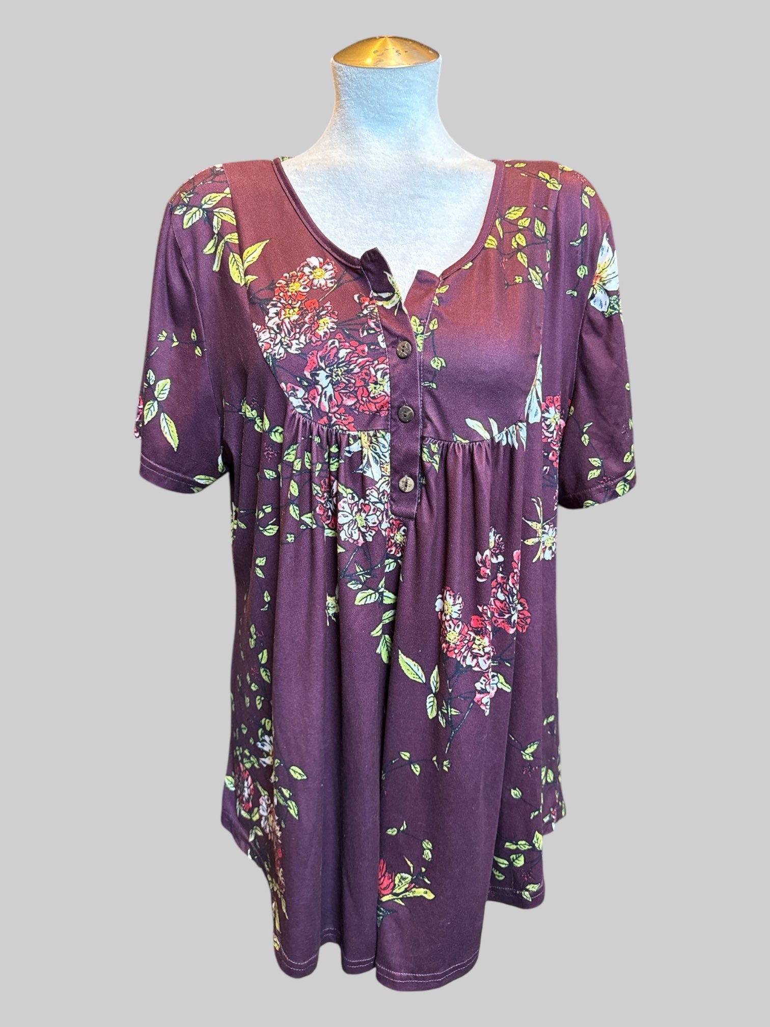 2X Burgundy short sleeve floral top with three button buttons on front