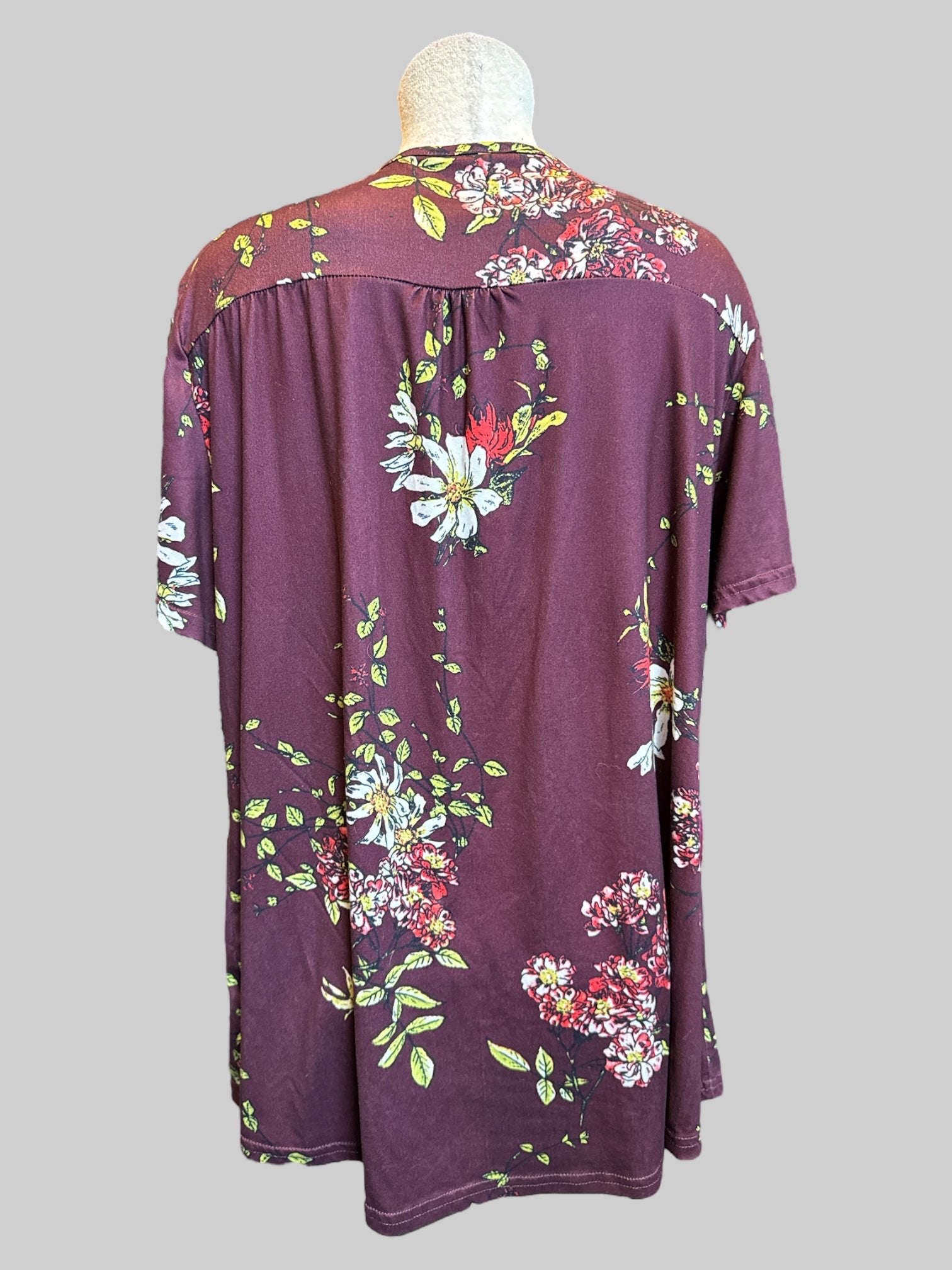 2X Burgundy short sleeve floral top with three button buttons on front