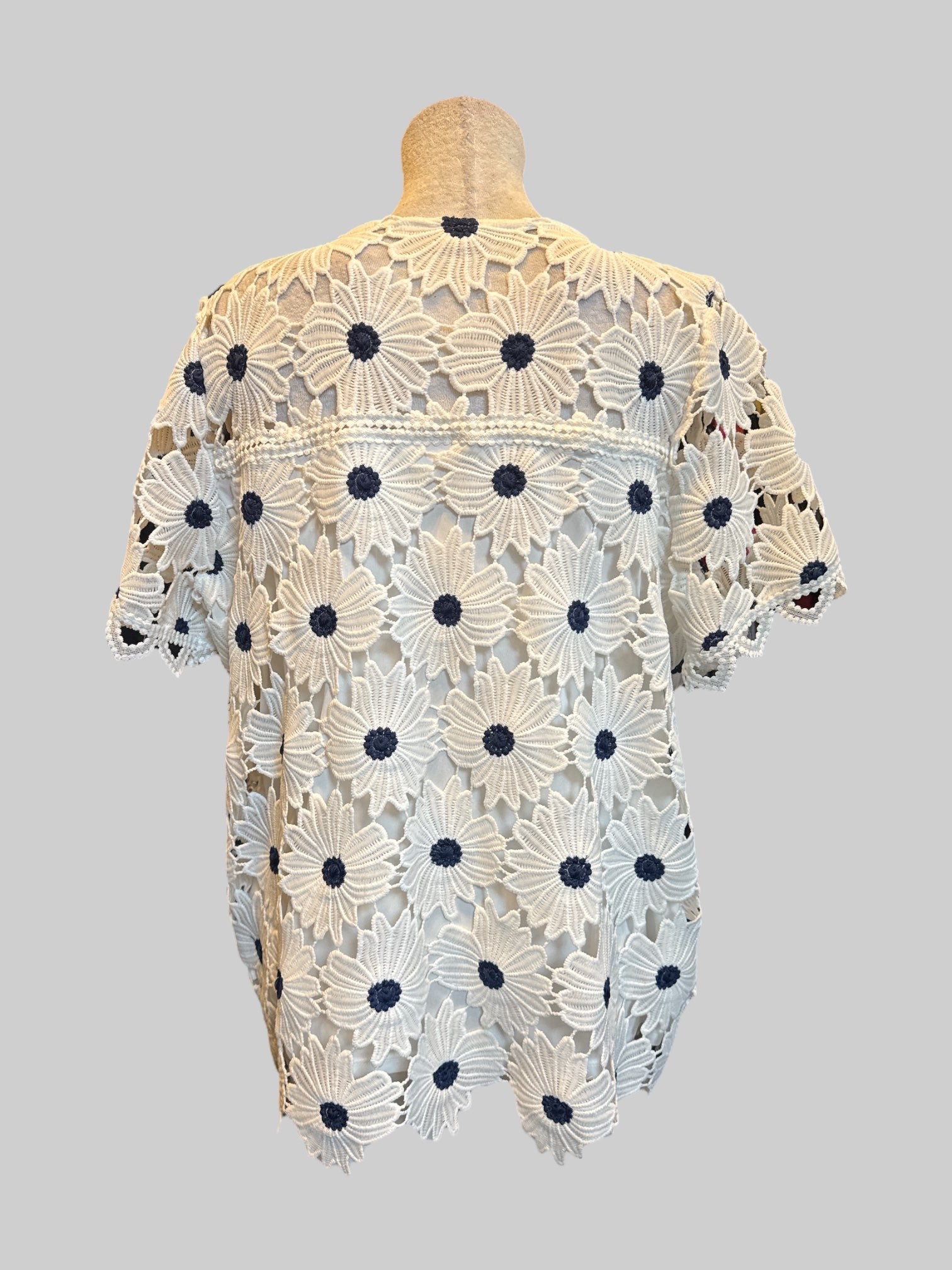 2X NWT white short sleeve top with floral knit design