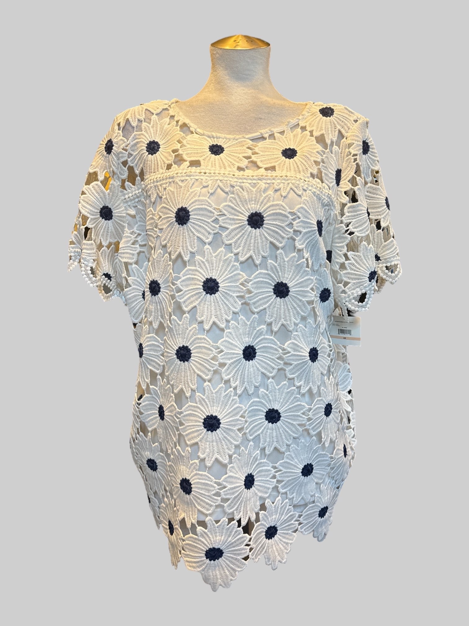 2X NWT white short sleeve top with floral knit design