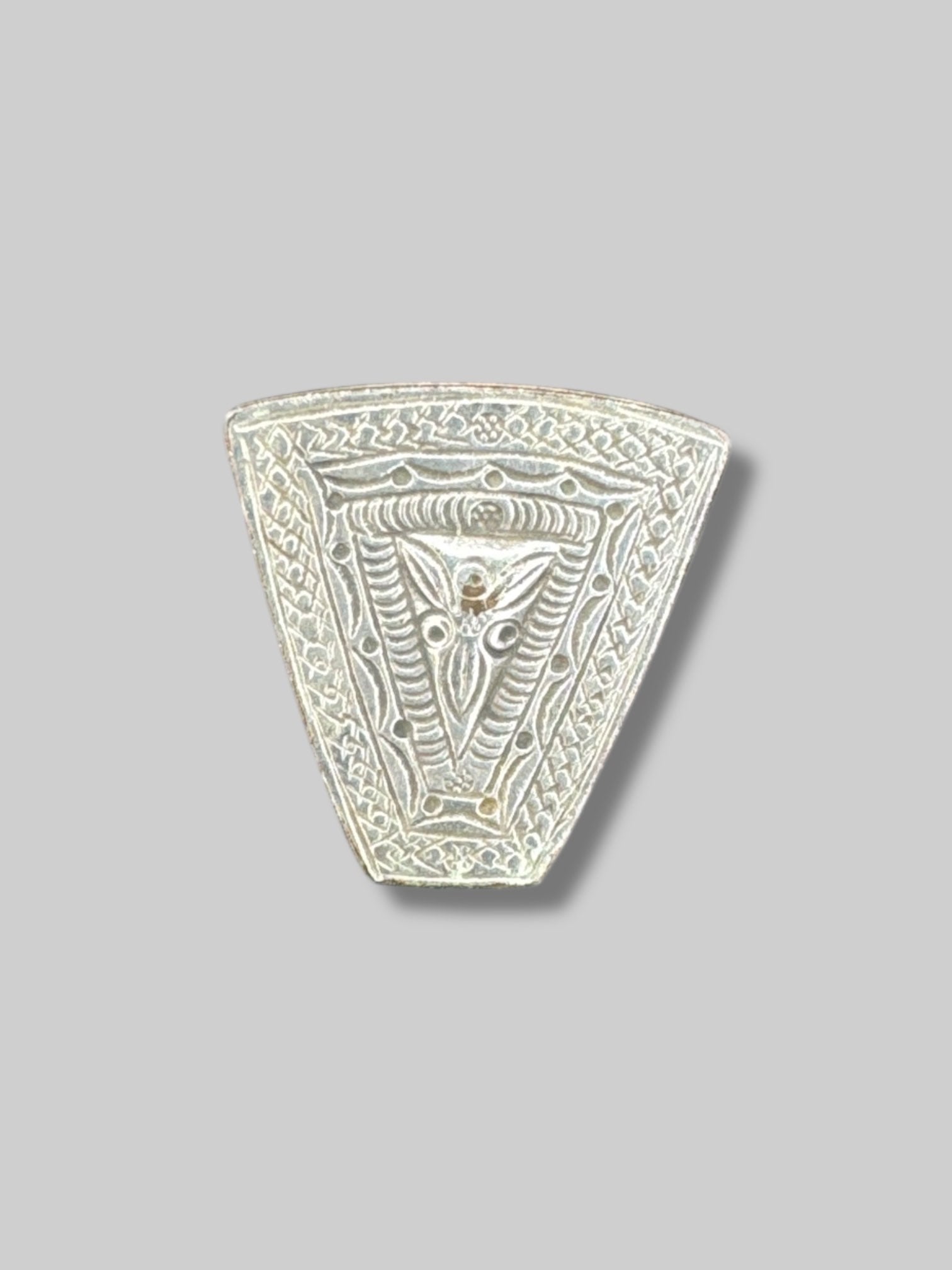 Adjustable ring with geometric pattern