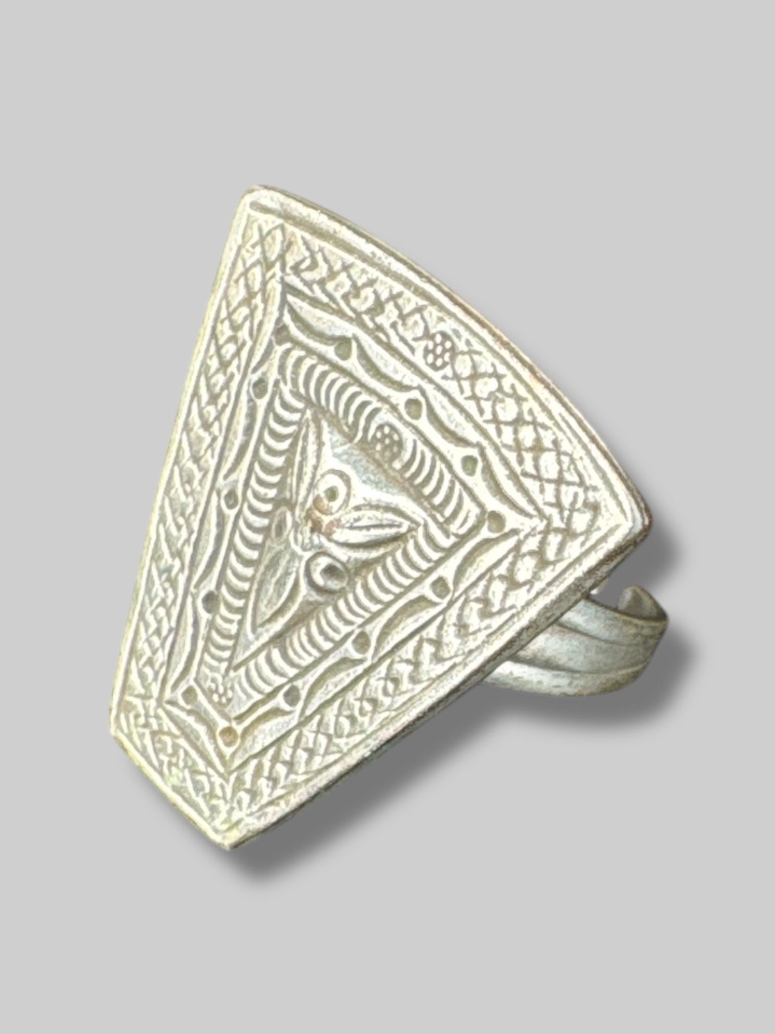 Adjustable ring with geometric pattern