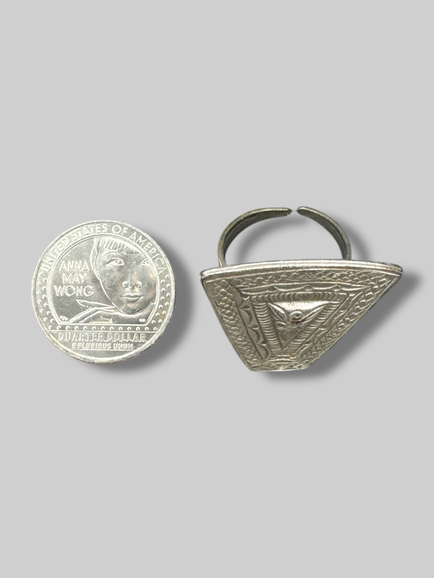 Adjustable ring with geometric pattern