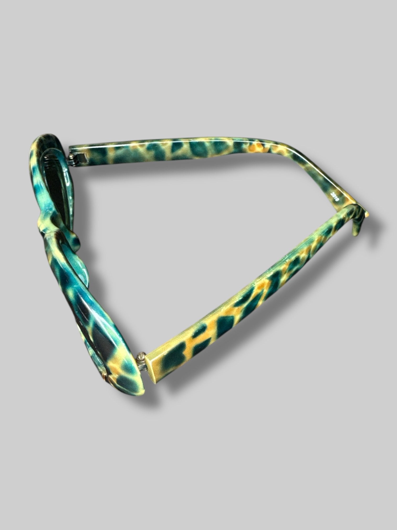 Tortoise shell pattern blue and brown sunglasses